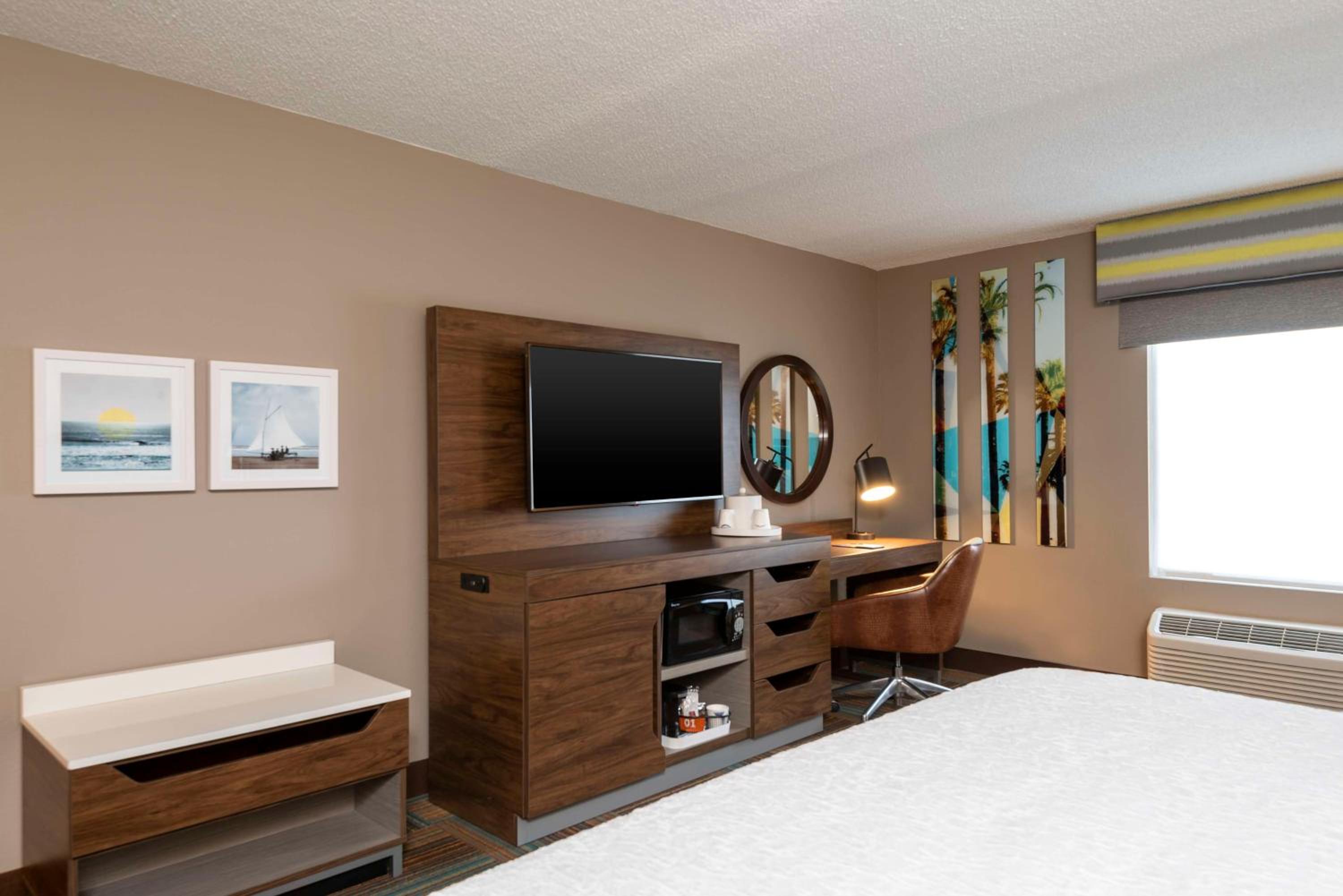 King Room with Sofa Bed and Study - Non-Smoking - Photo 2