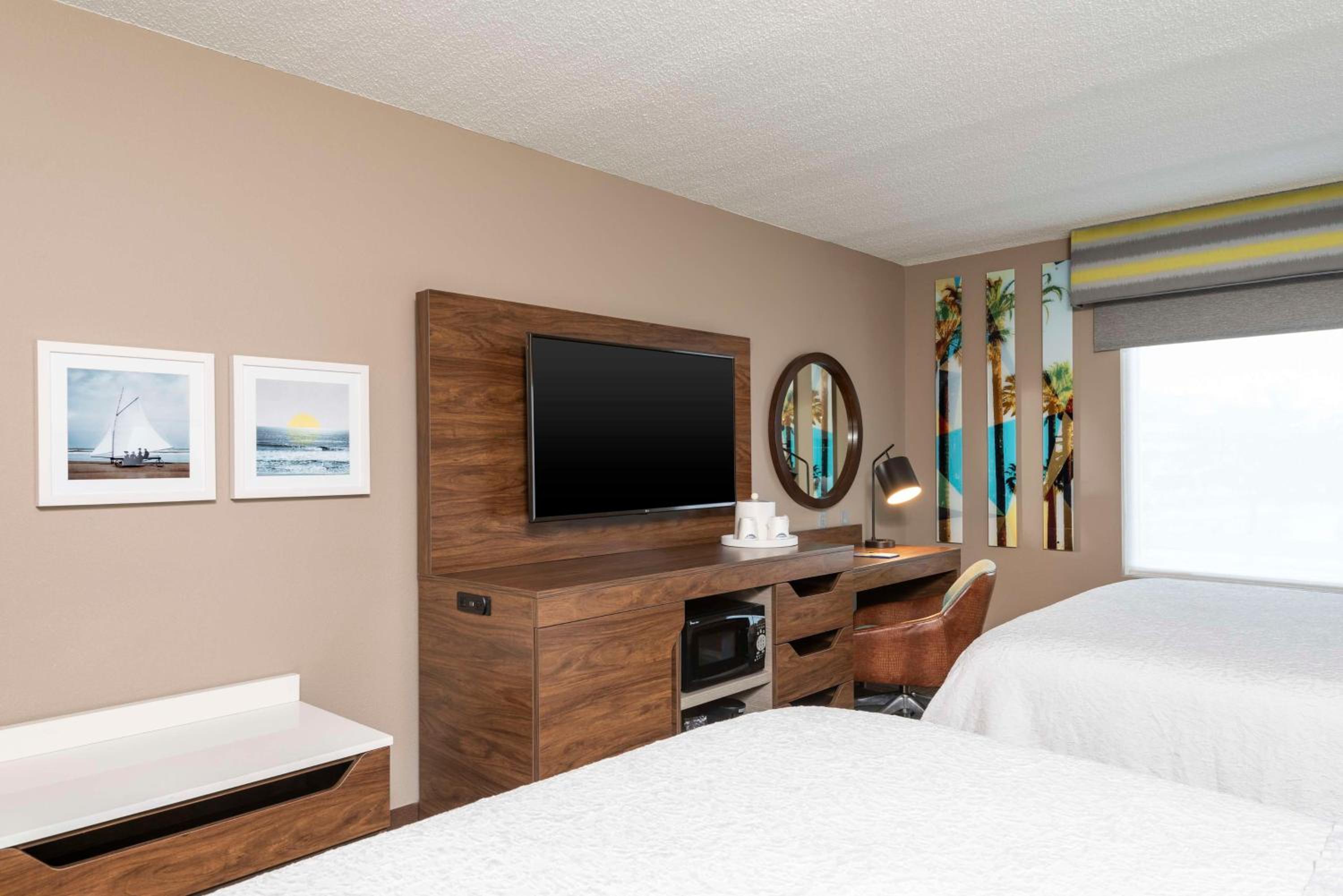 Room with Two Queen Beds - Non-Smoking - Photo 3
