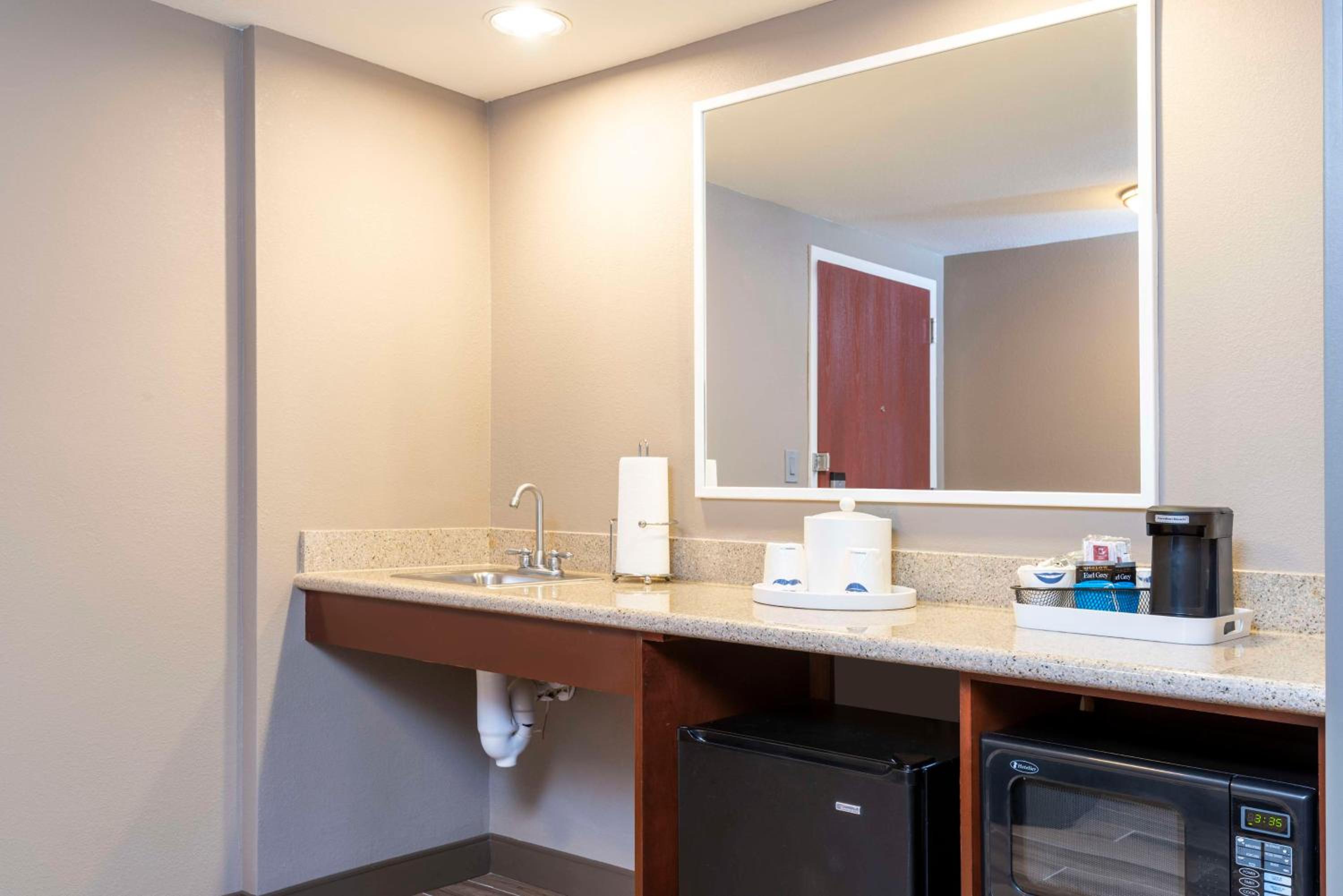 King Studio Suite - Non-Smoking - Photo 4