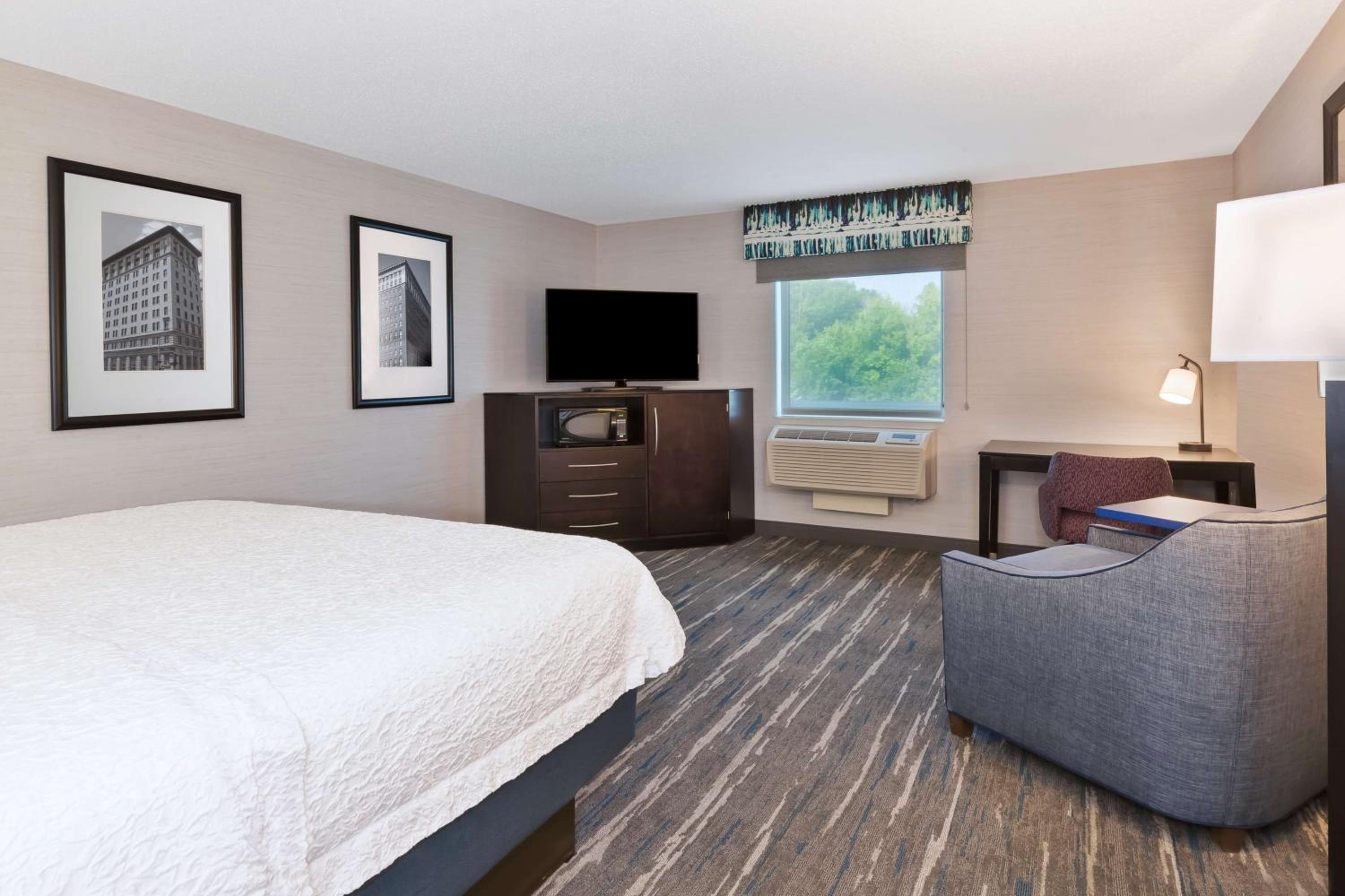 King Room with King Bed - Non-Smoking - Photo 1