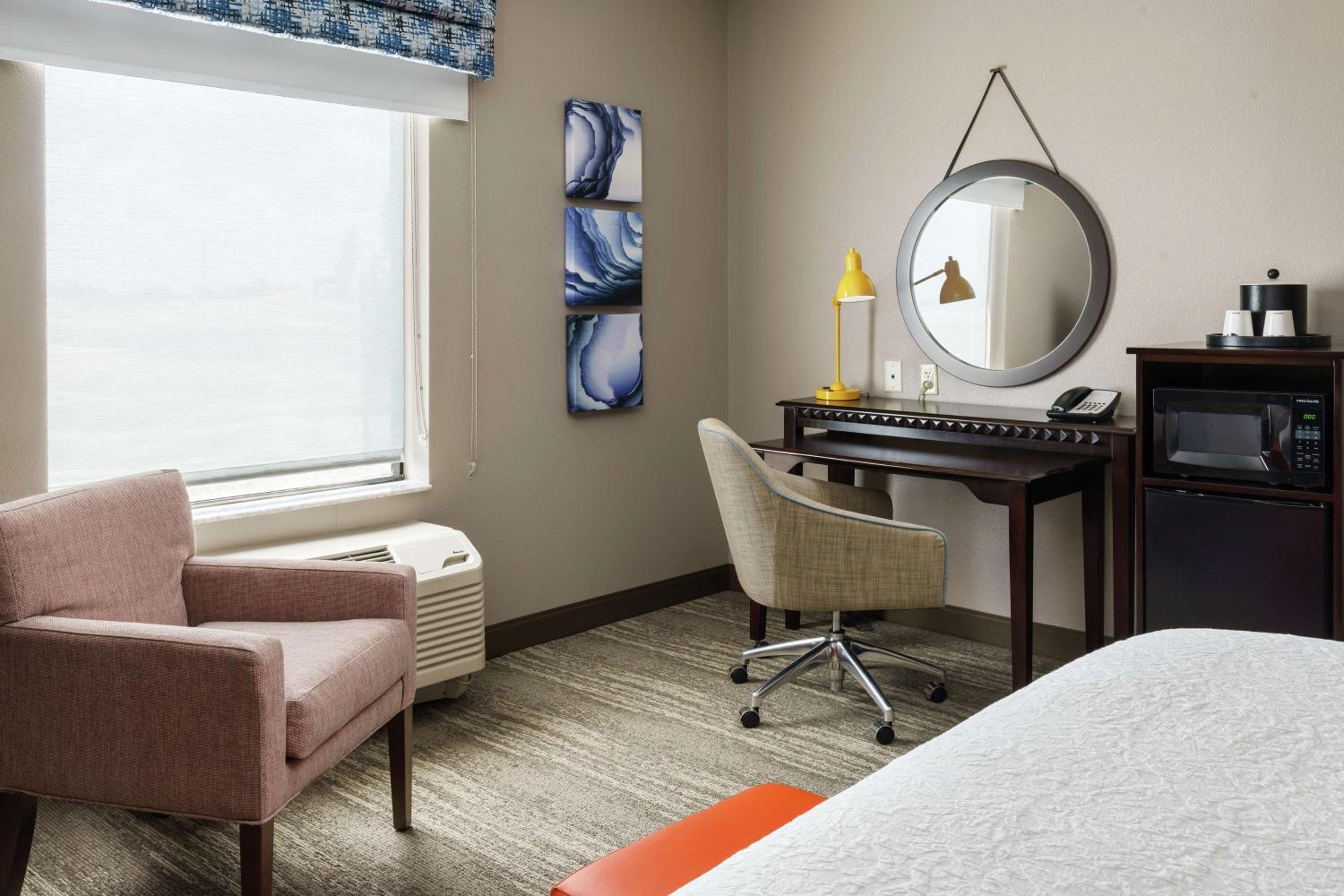 King Room with Accessible Tub - Mobility and Hearing Access/Non-Smoking - Photo 4