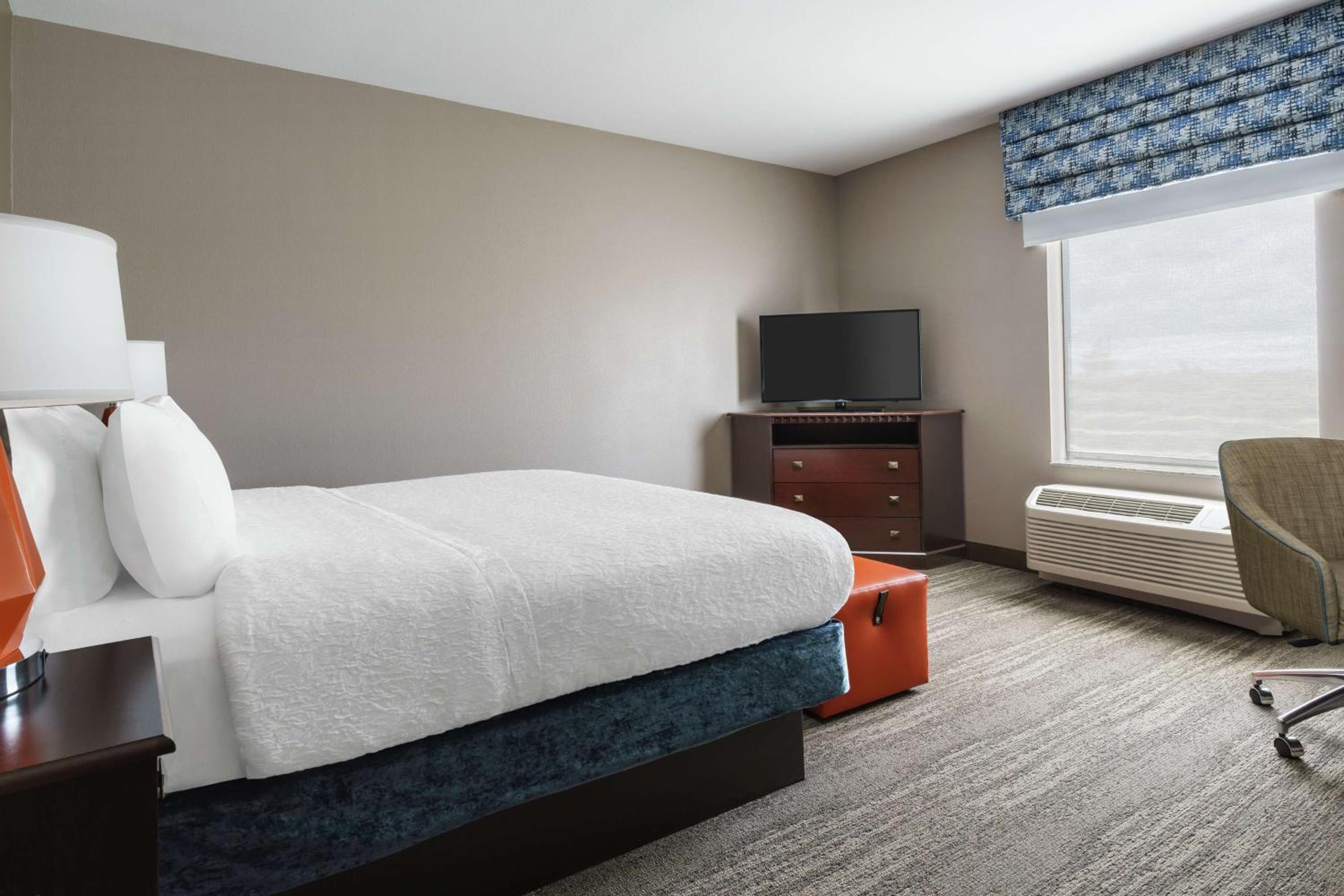 King Room with Accessible Tub - Mobility and Hearing Access/Non-Smoking - Photo 2