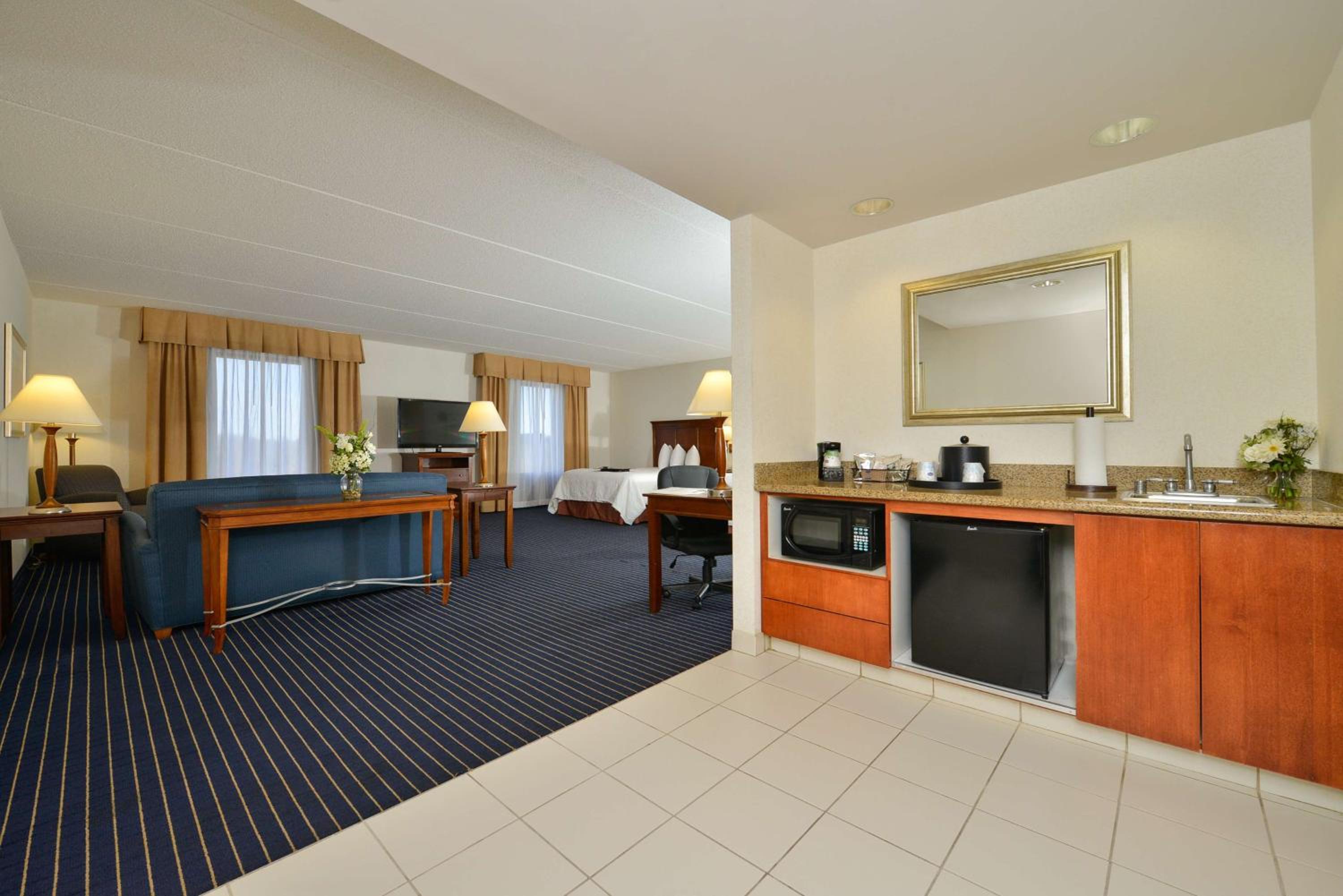 Queen Studio Suite with Two Queen Beds - Non-Smoking - Photo 1