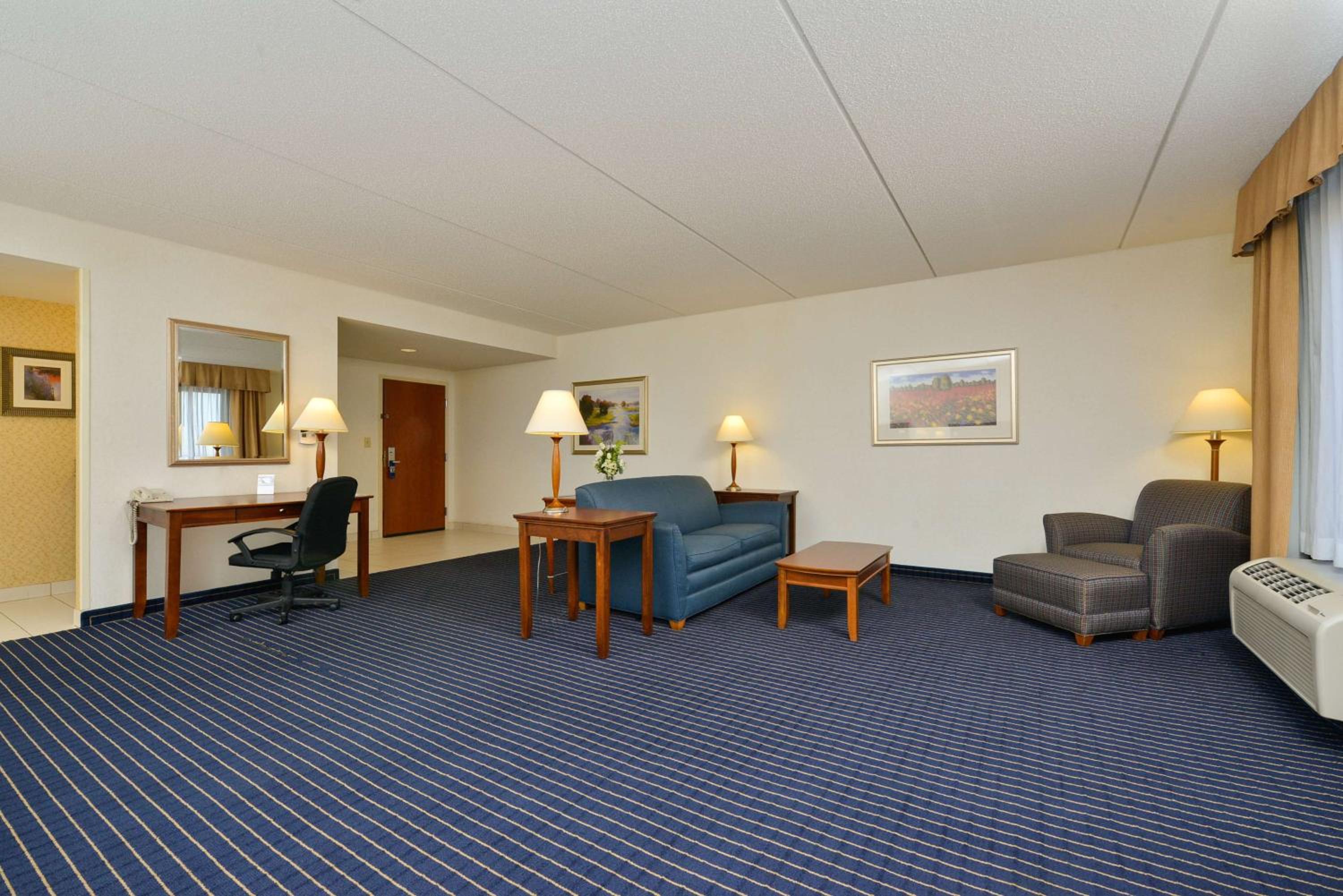 Queen Studio Suite with Two Queen Beds - Non-Smoking - Photo 5