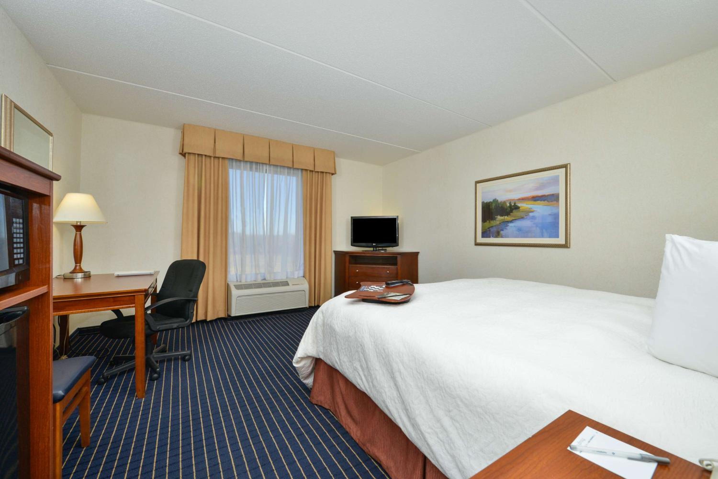 King Room with King Bed - Non-Smoking - Photo 2