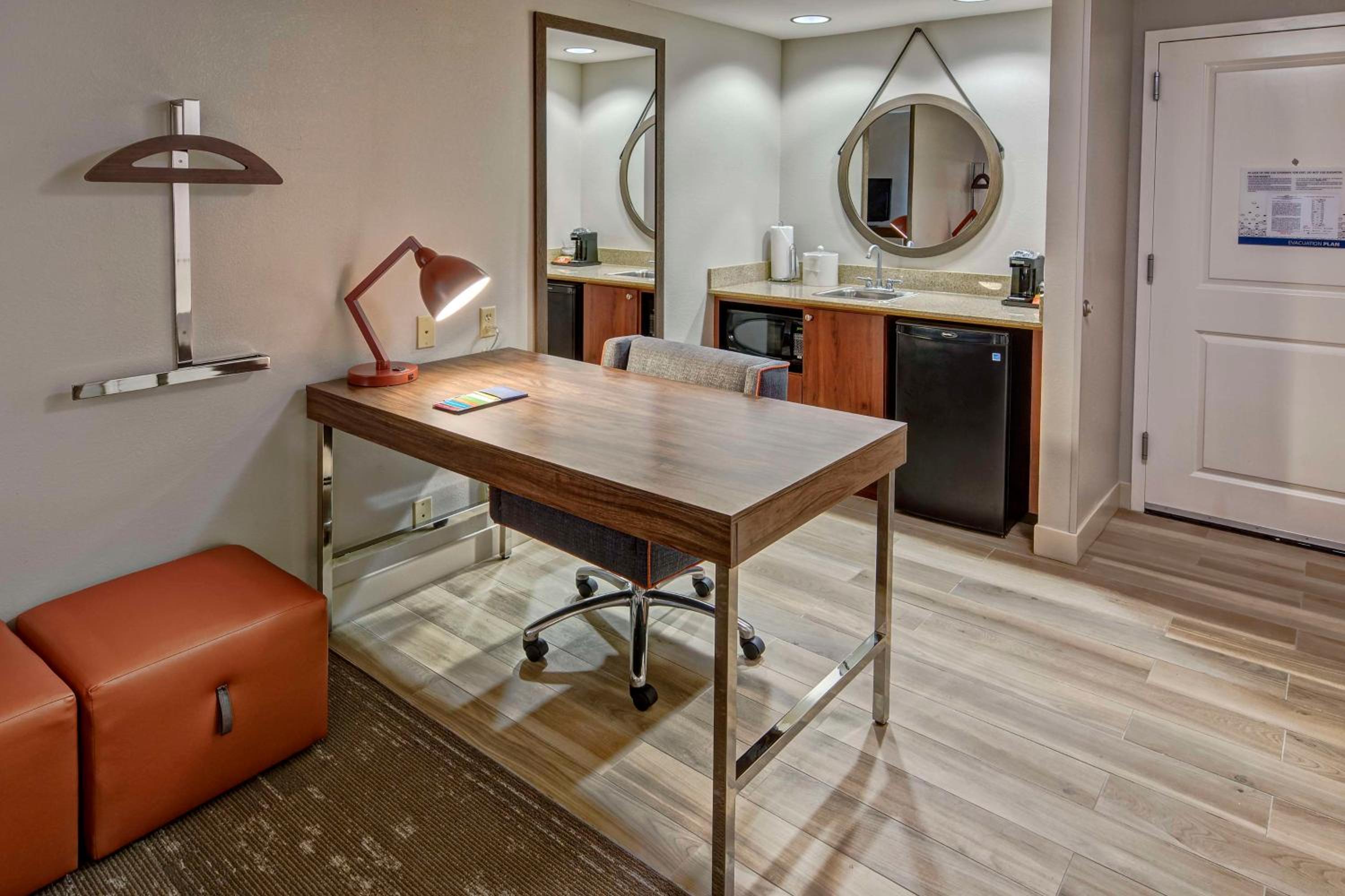 King Studio Suite - Non-Smoking - Photo 3