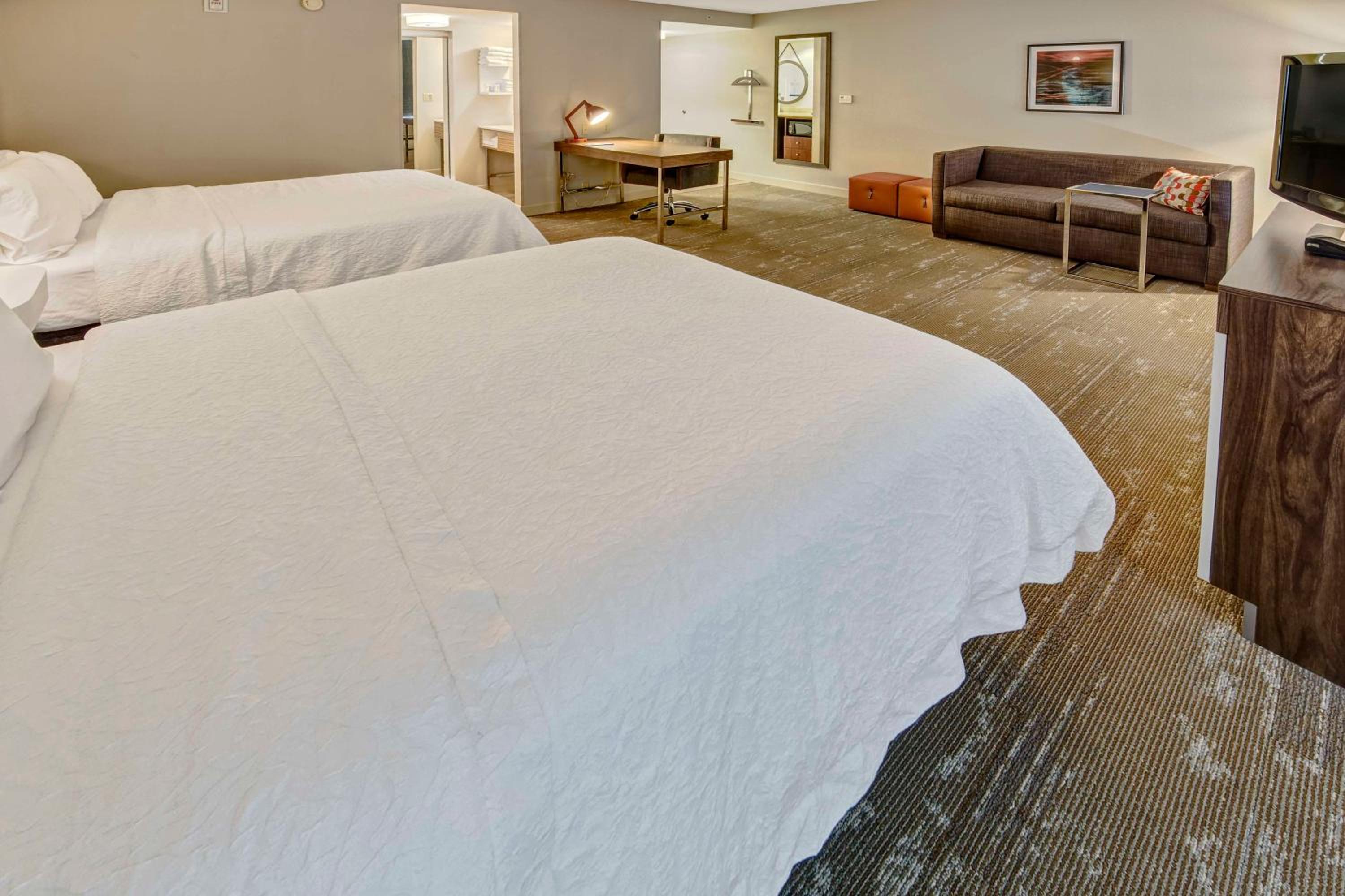 Queen Studio Suite with Two Queen Beds - Non-Smoking - Photo 3