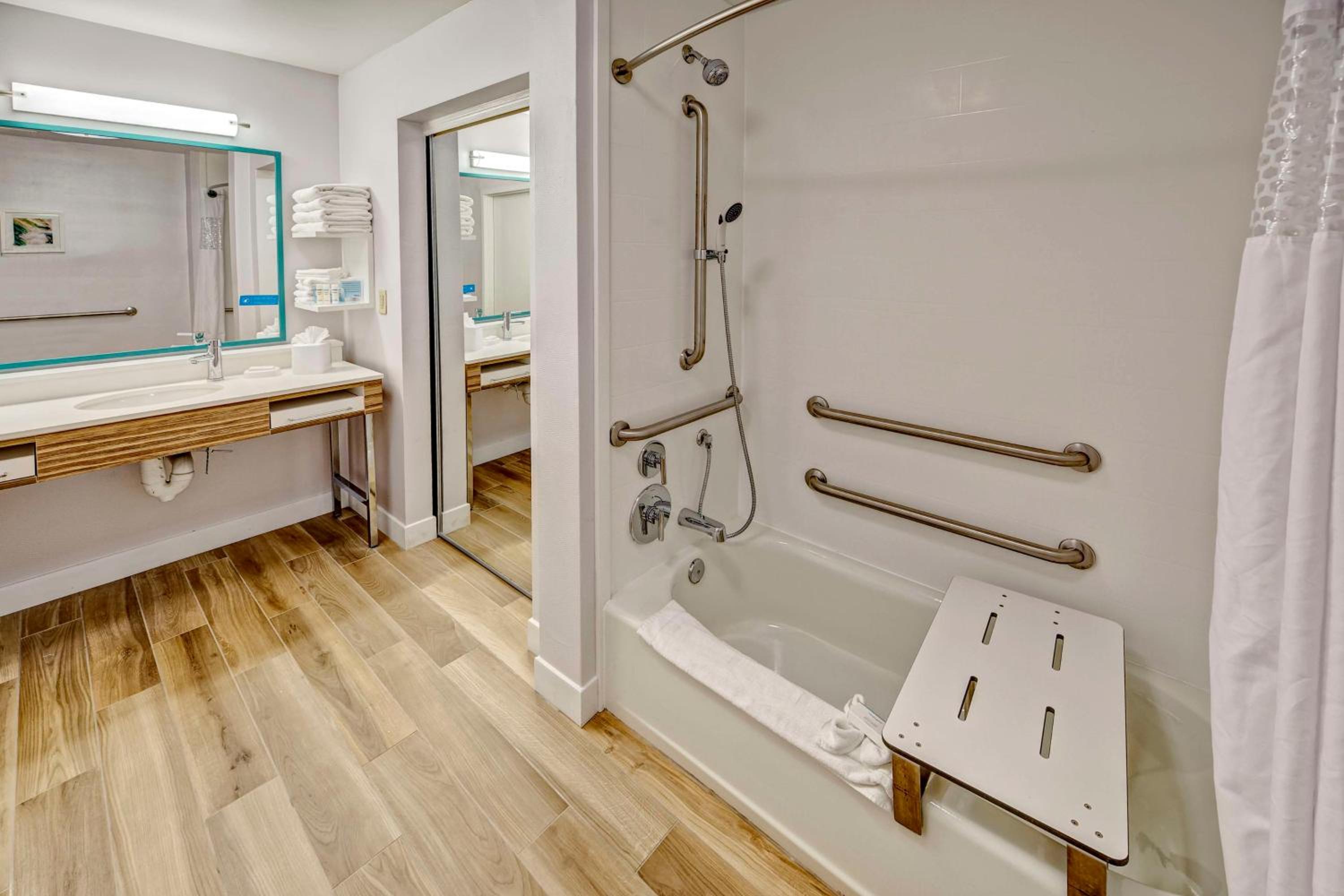Queen Room with Two Queen Beds - Mobility and Hearing Access/Non-Smoking photo 3