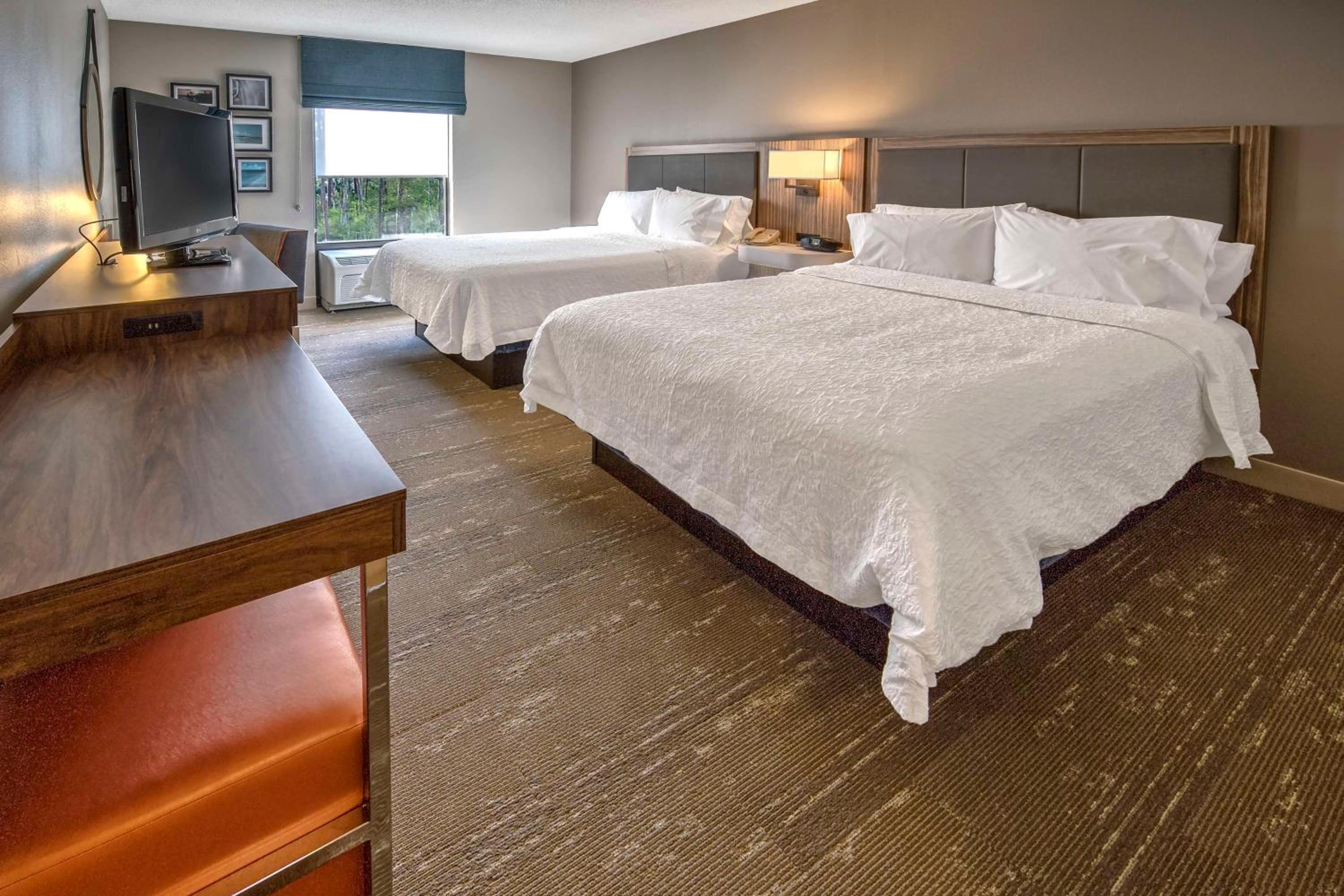 Room with Two Queen Beds - Non-Smoking - Photo 4