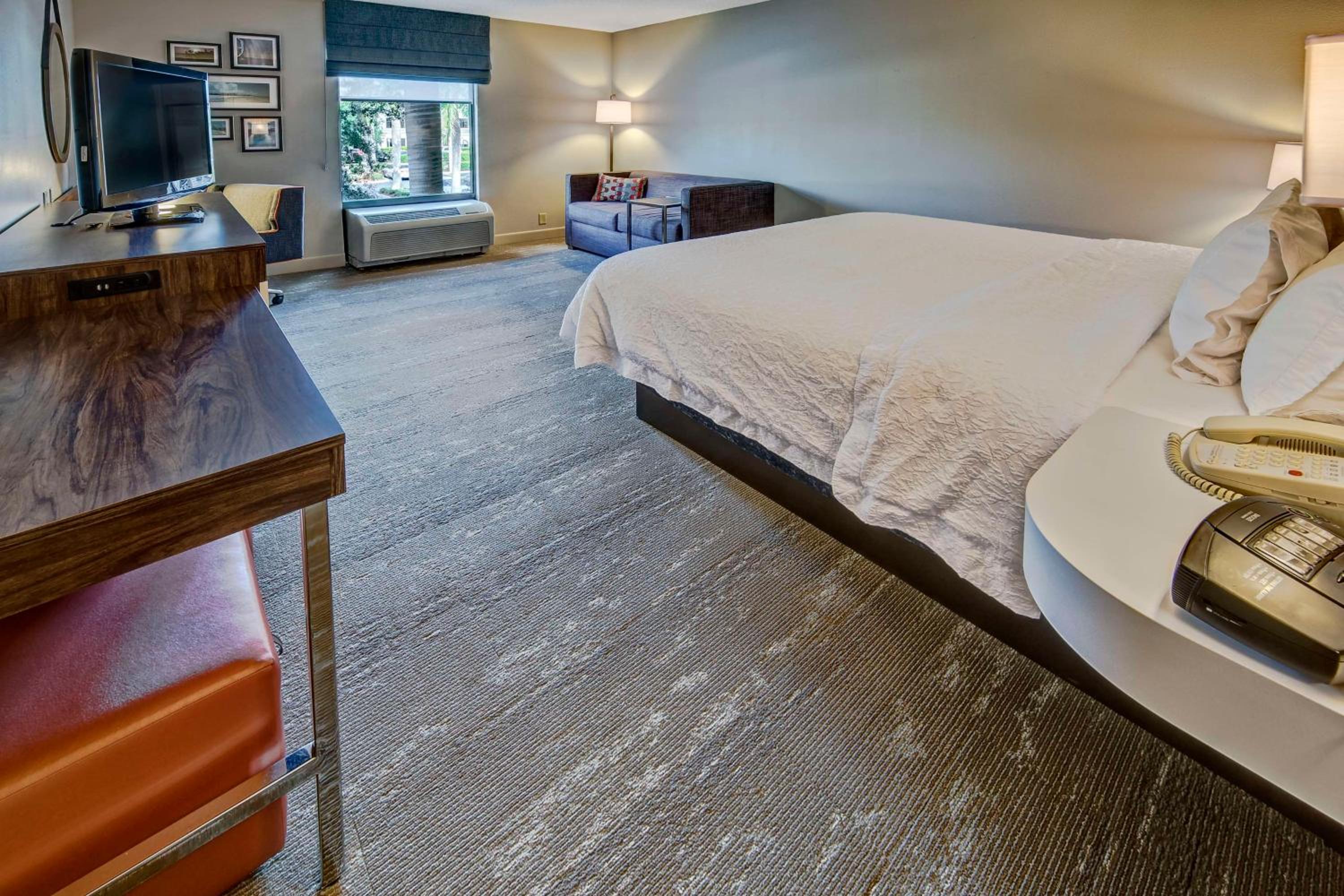 King Room with King Bed - Non-Smoking - Photo 3
