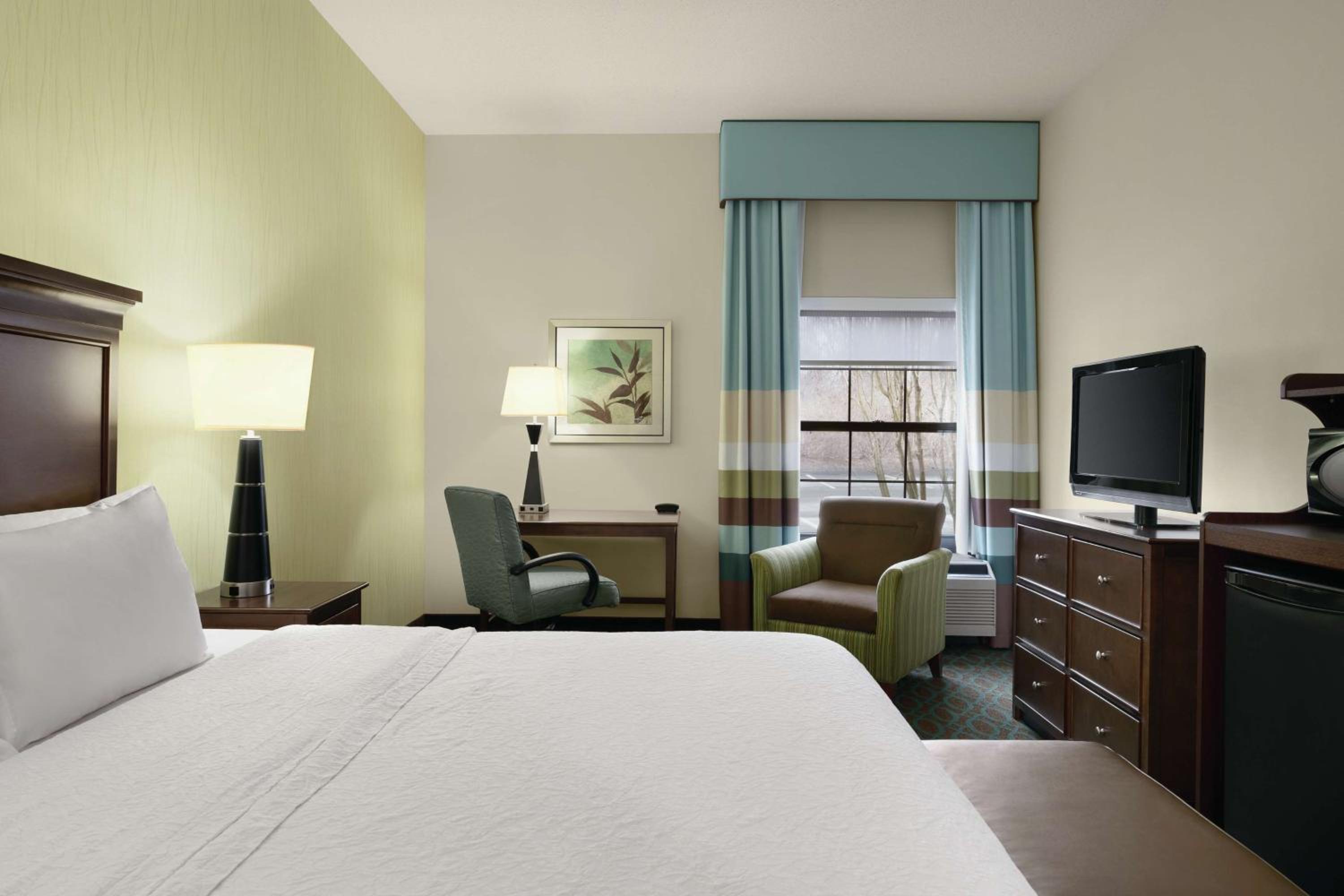 King Room with King Bed - Non-Smoking - Photo 1