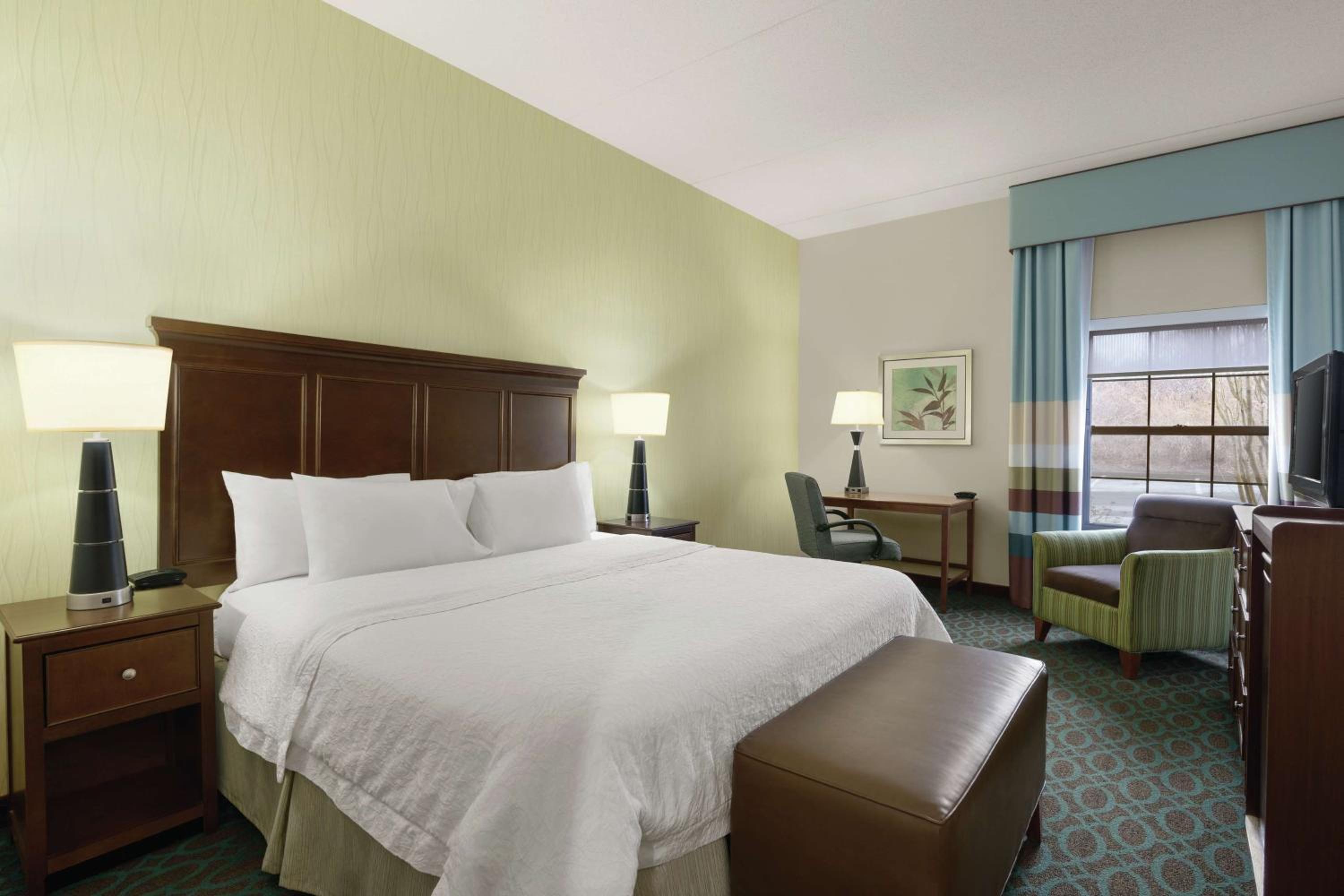 King Room with King Bed - Non-Smoking - Photo 2