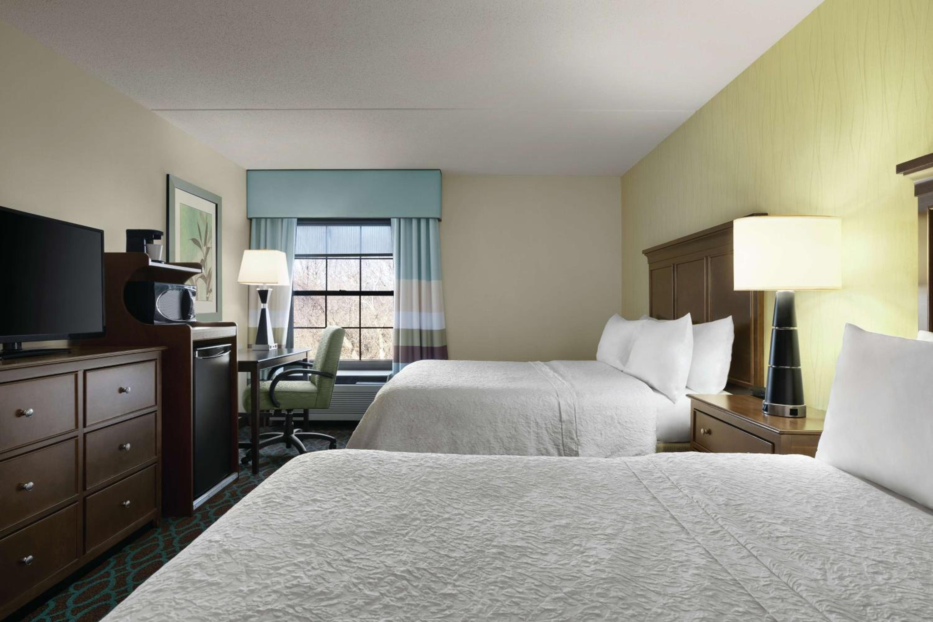 Room with Two Queen Beds - Non-Smoking - Photo 2