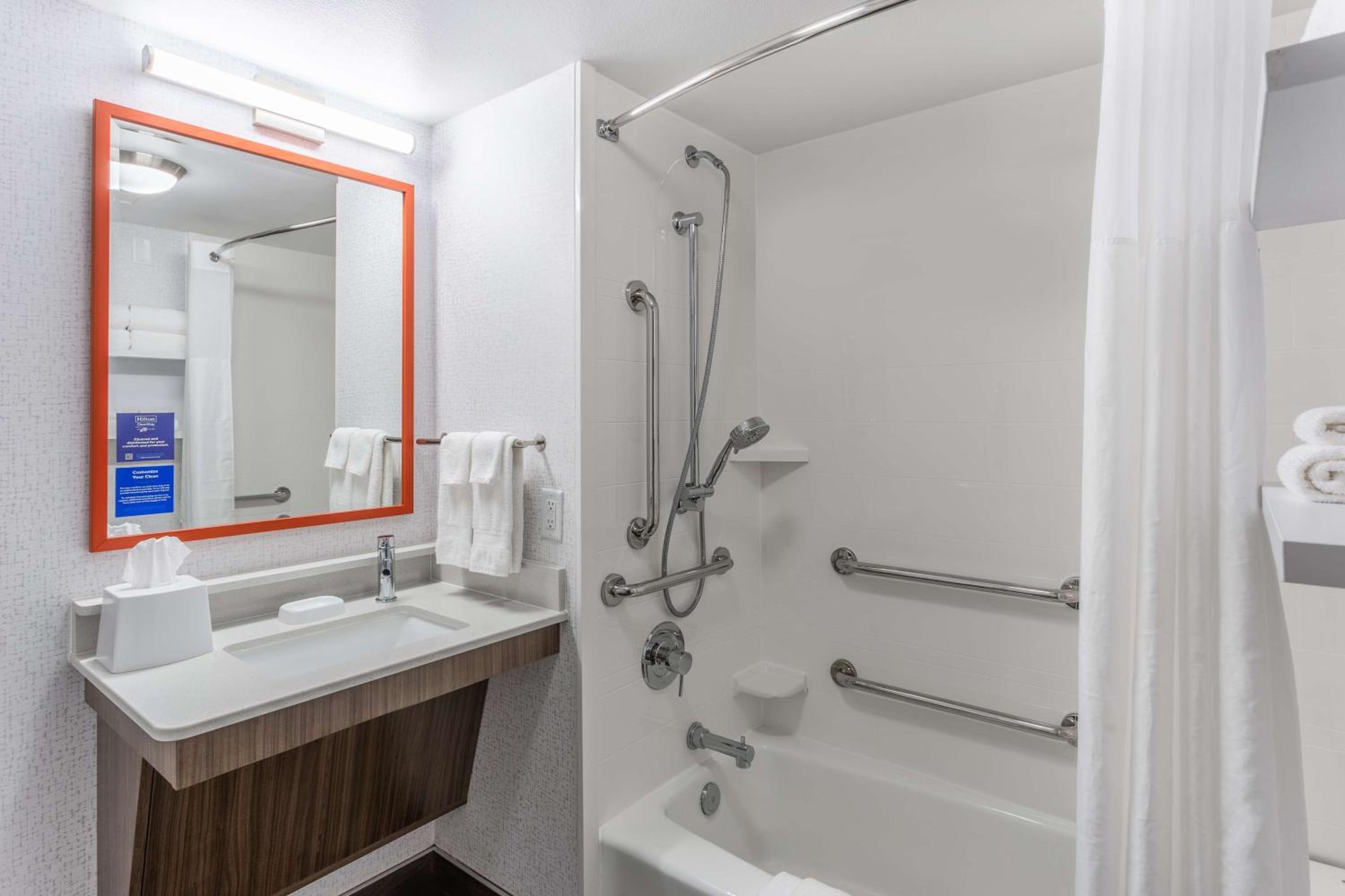 King Room with Accessible Tub - Mobility and Hearing Access/Non-Smoking - Photo 4