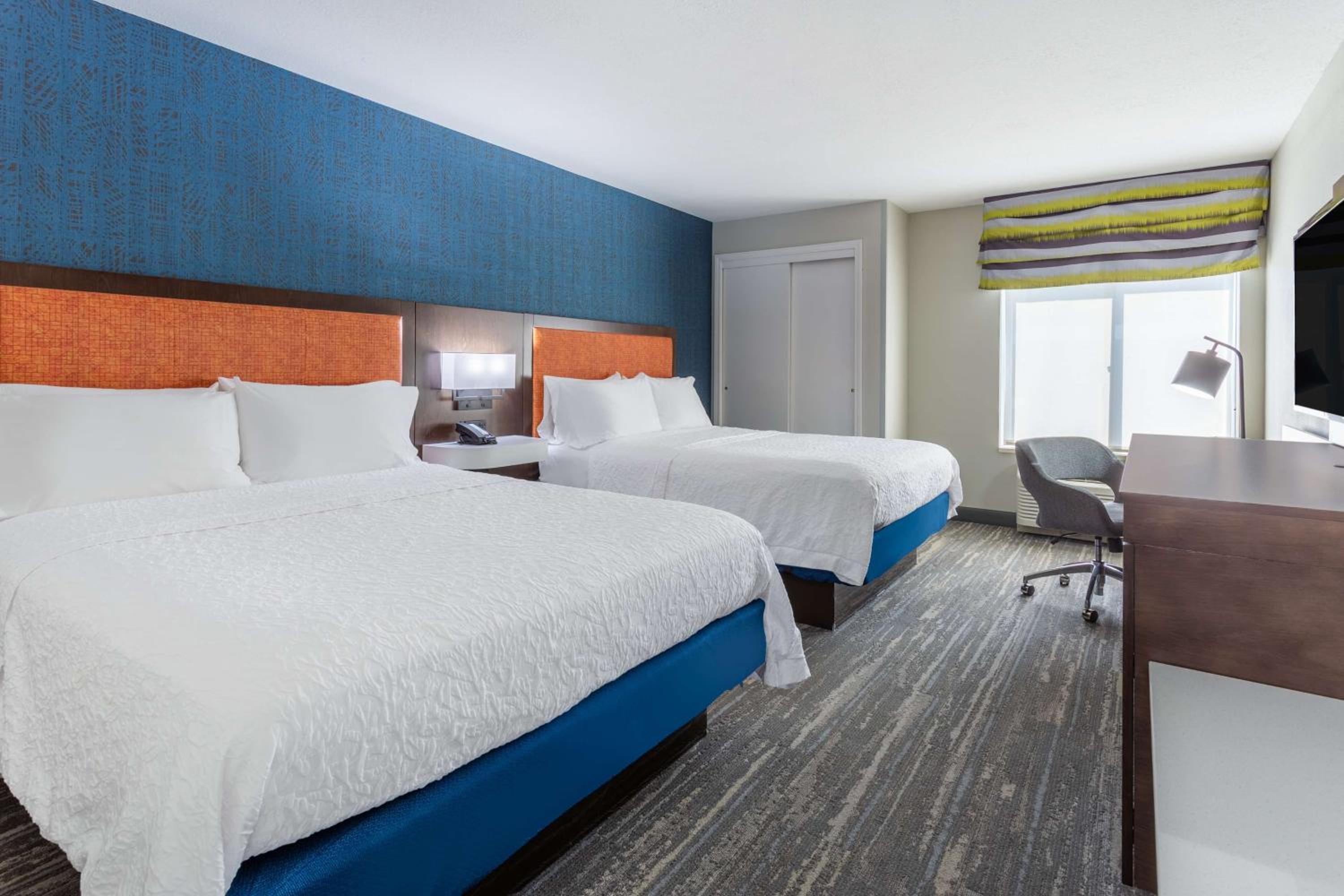 Queen Room with Two Queen Beds - Non-Smoking - Photo 4