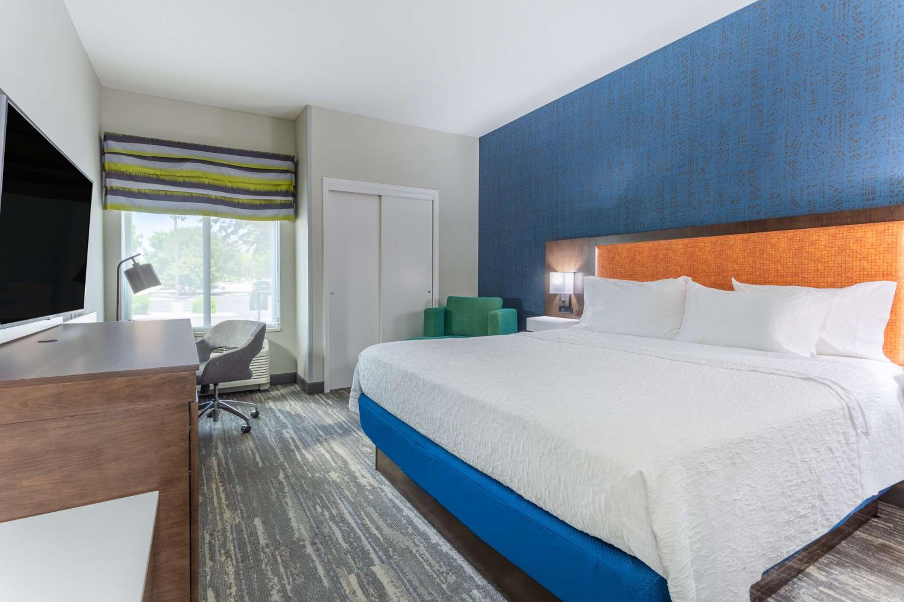 King Room with King Bed - Non-Smoking - Photo 1