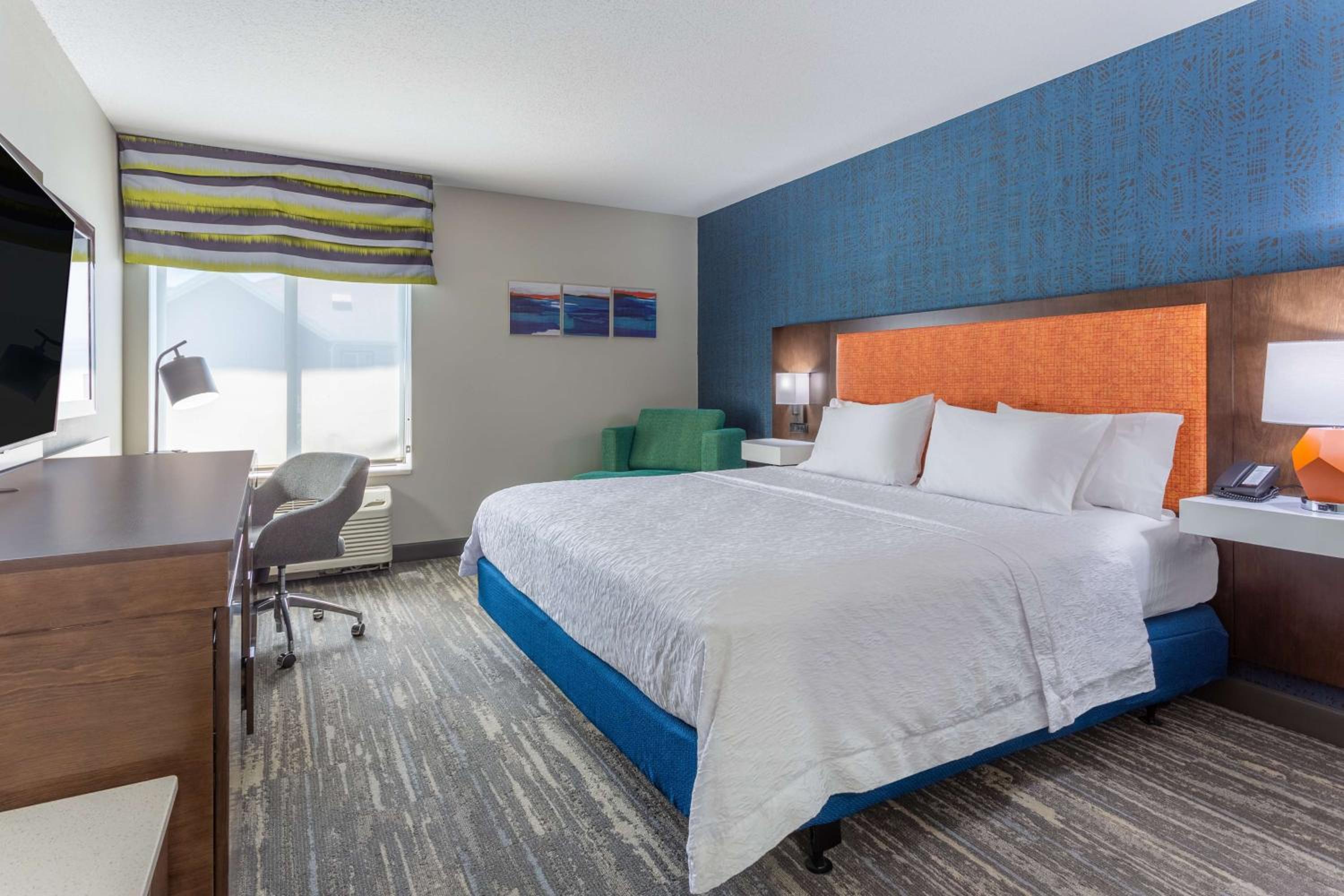 King Room with Accessible Tub - Mobility and Hearing Access/Non-Smoking - Photo 1