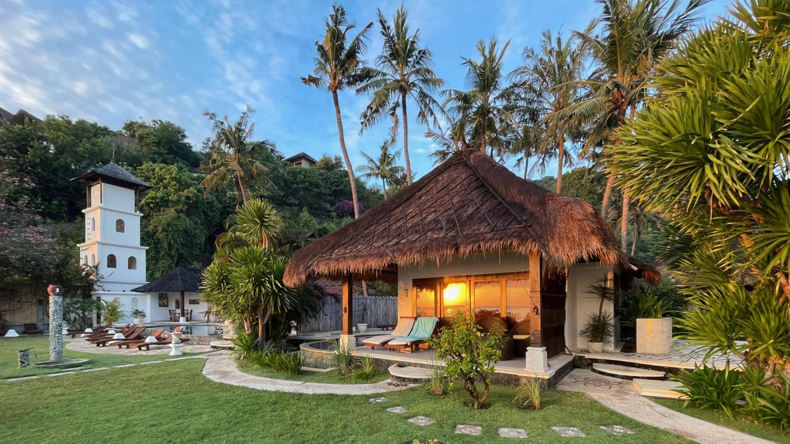 Beachfront bungalow with pool photo 2