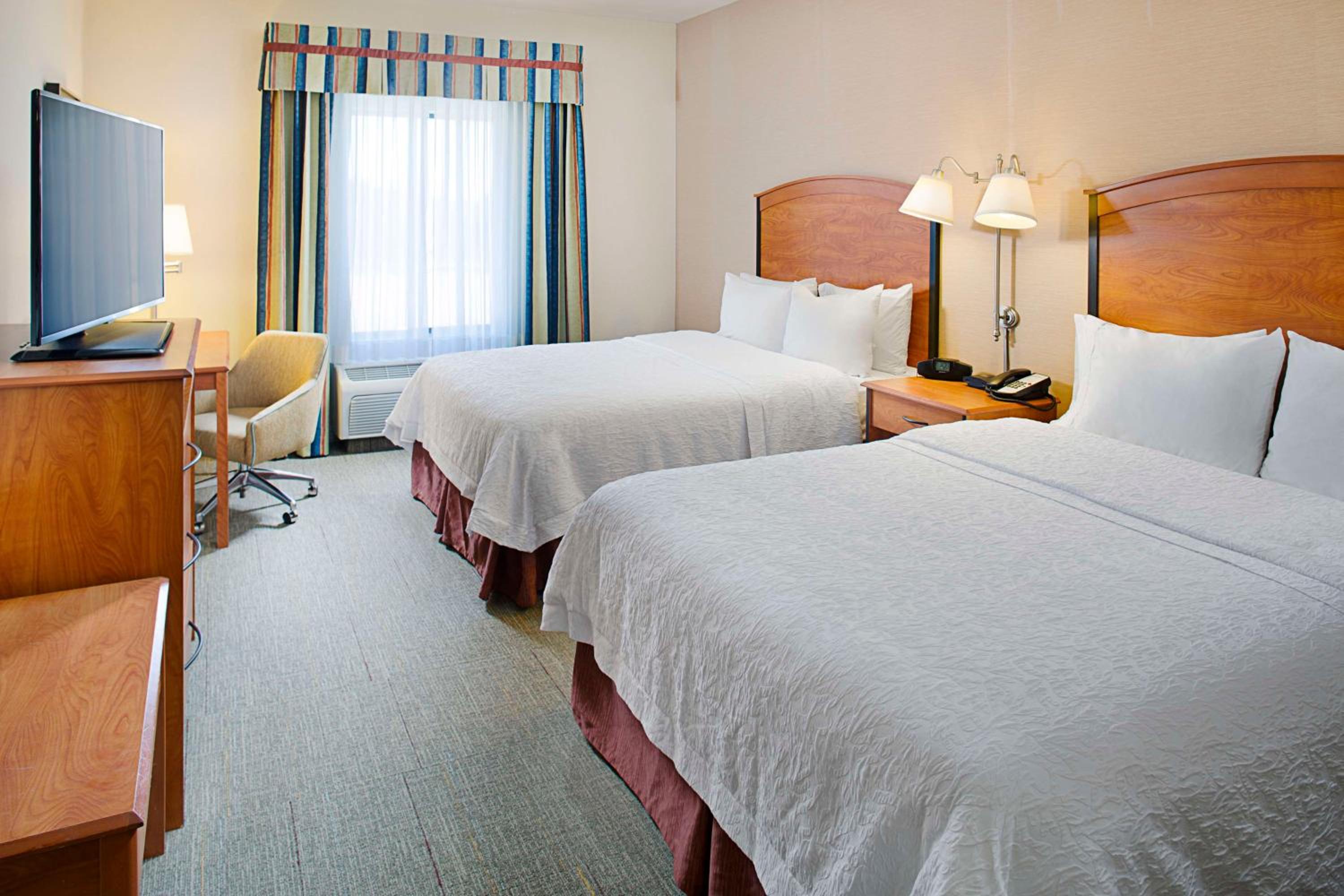 Room with Two Queen Beds - Non-Smoking - Photo 2