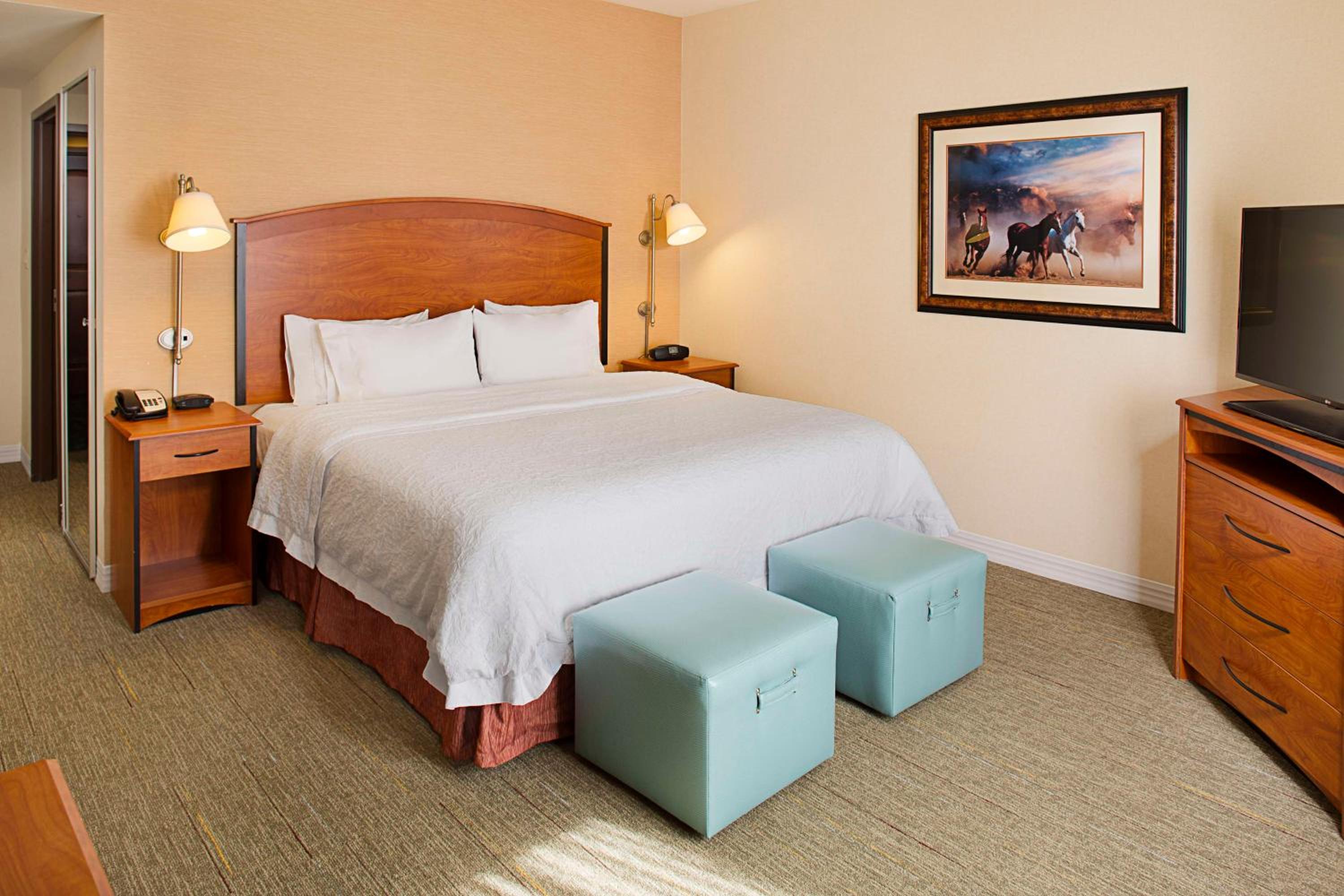 King Room with King Bed - Non-Smoking - Photo 4