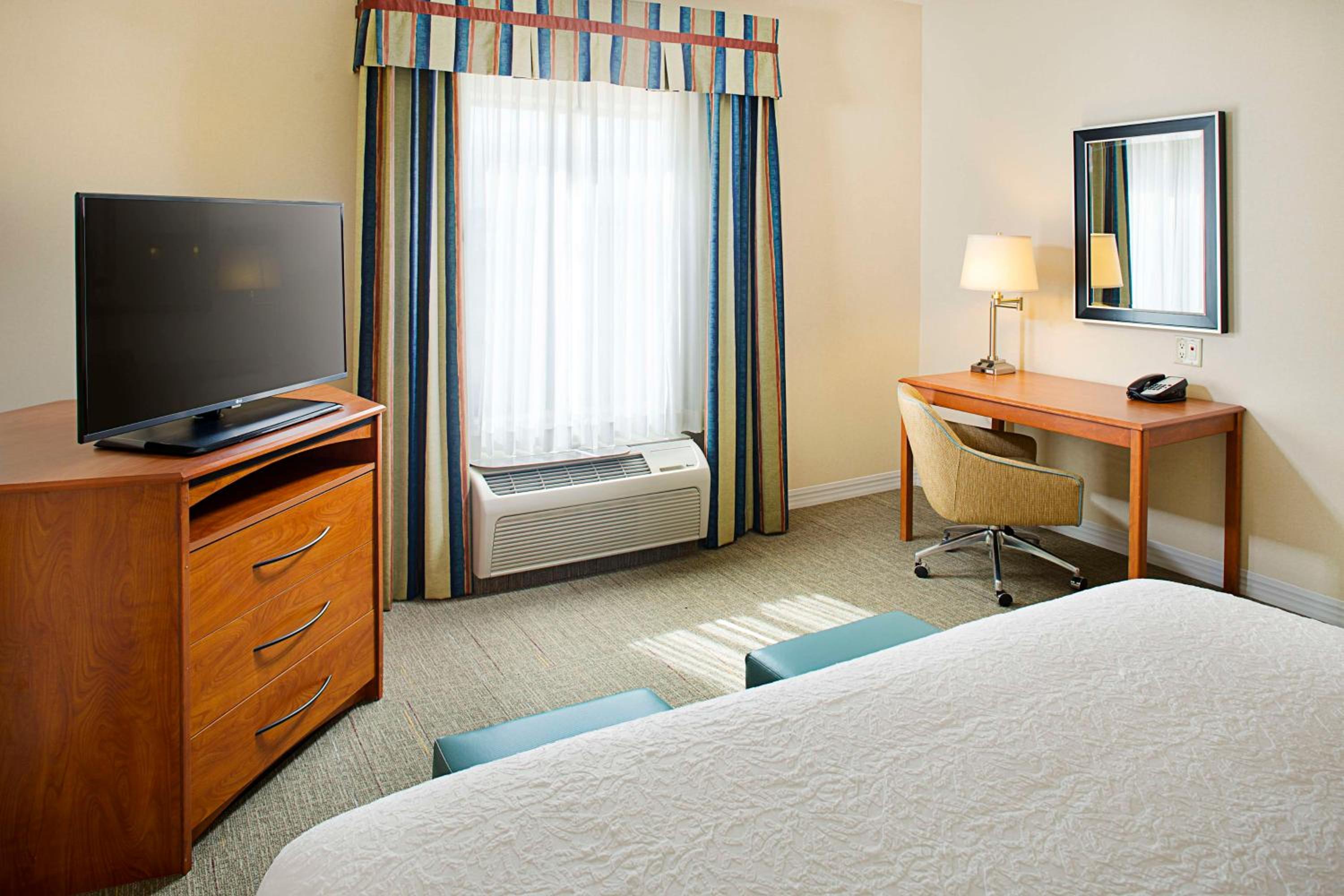 King Room with King Bed - Non-Smoking - Photo 3