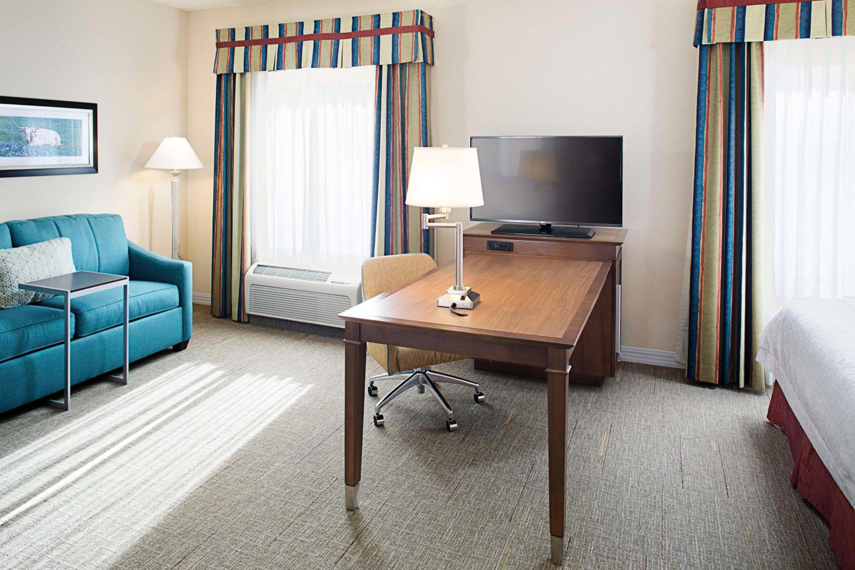 Queen Studio Suite with Two Queen Beds and Sofa Bed - Non-Smoking - Photo 3