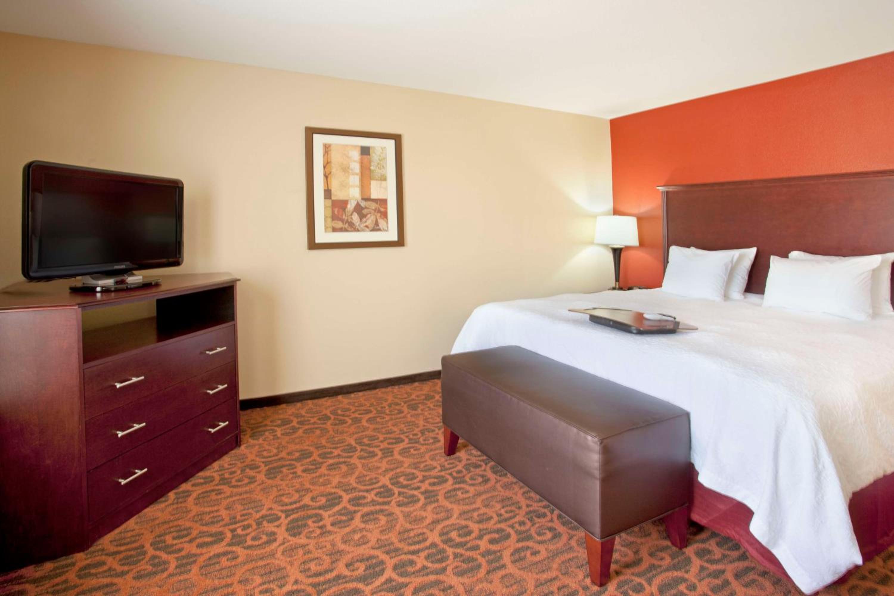 King Room with King Bed - Non-Smoking - Photo 1
