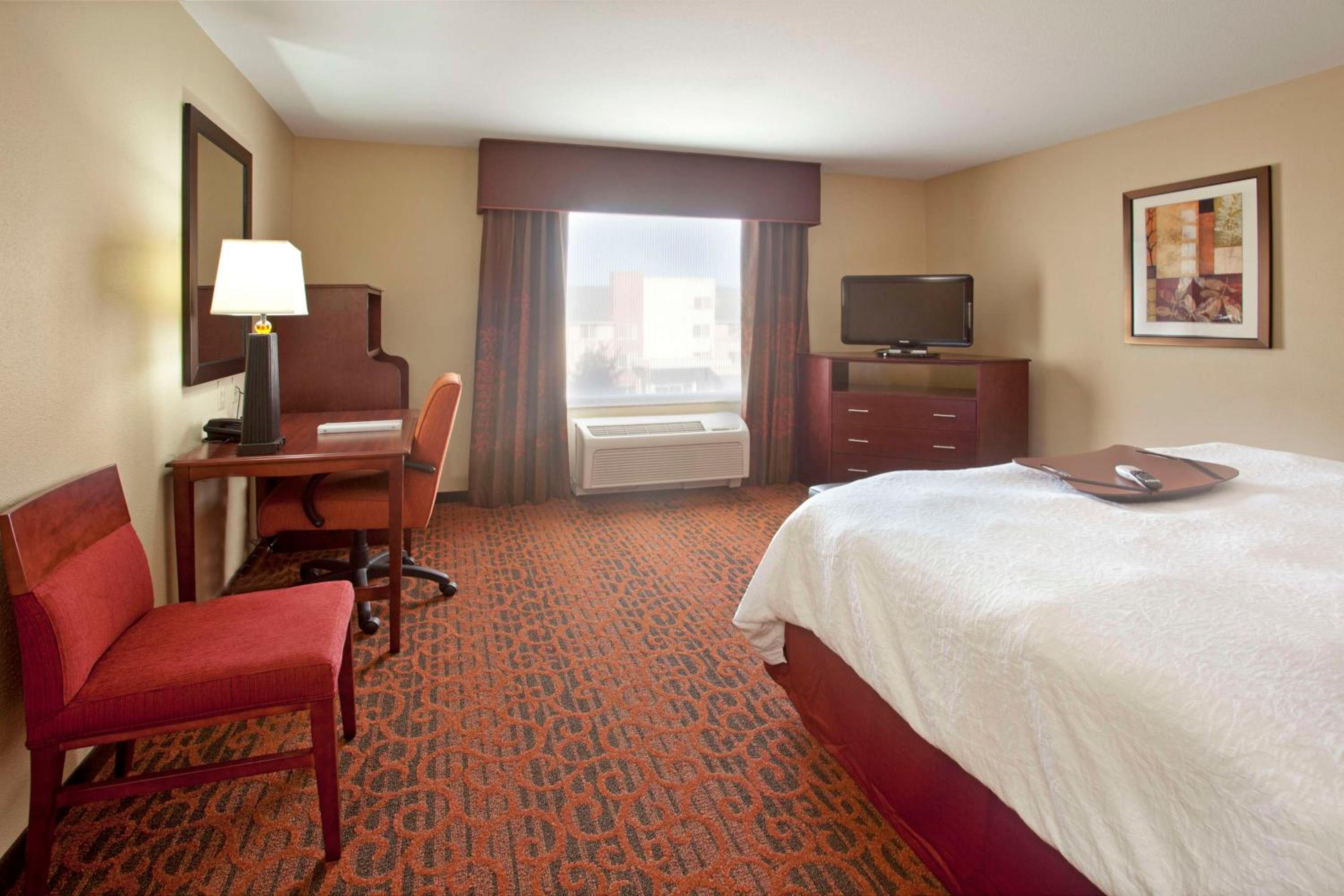 King Room with King Bed - Non-Smoking - Photo 2