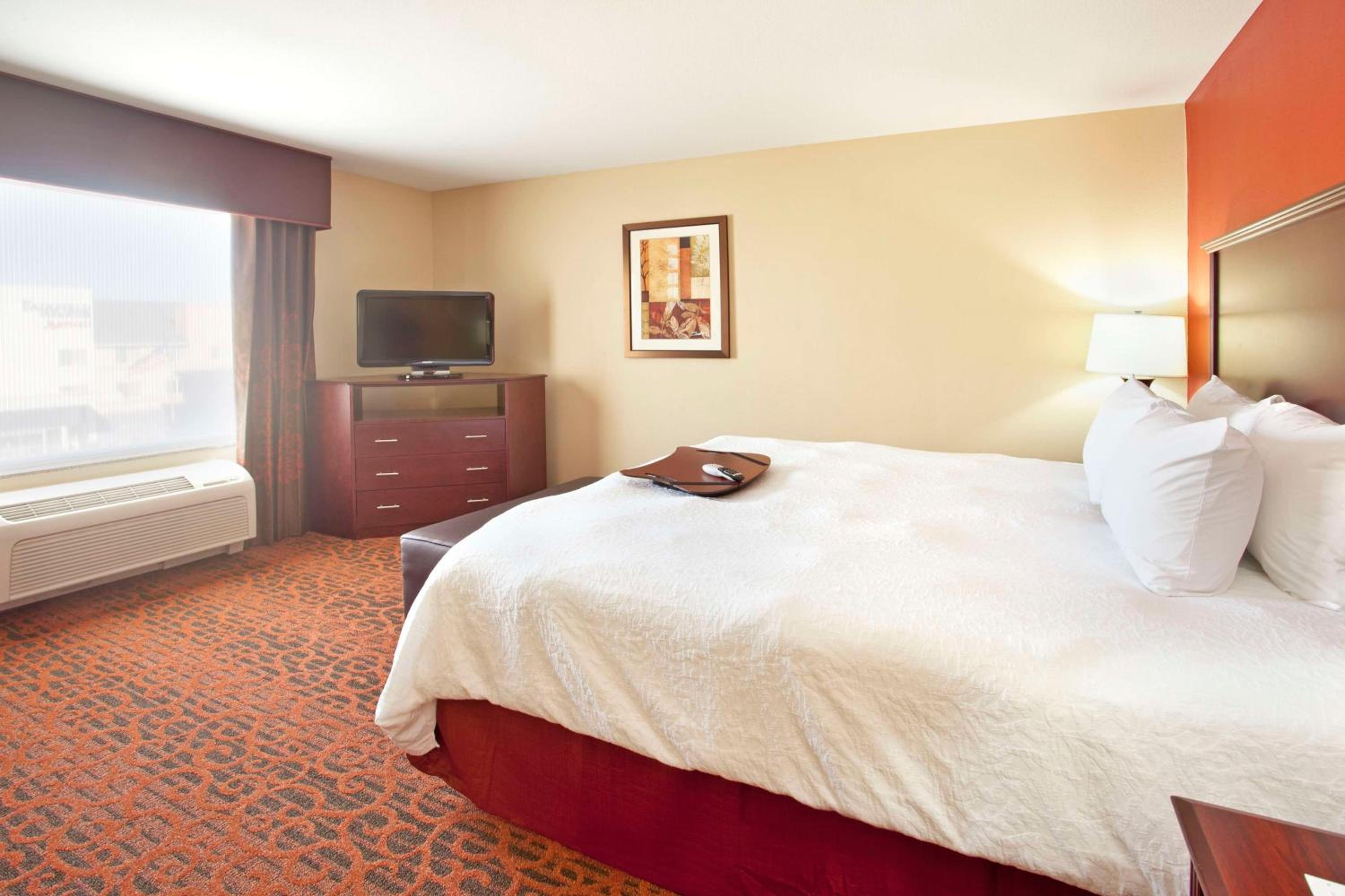 King Room with King Bed - Non-Smoking - Photo 3