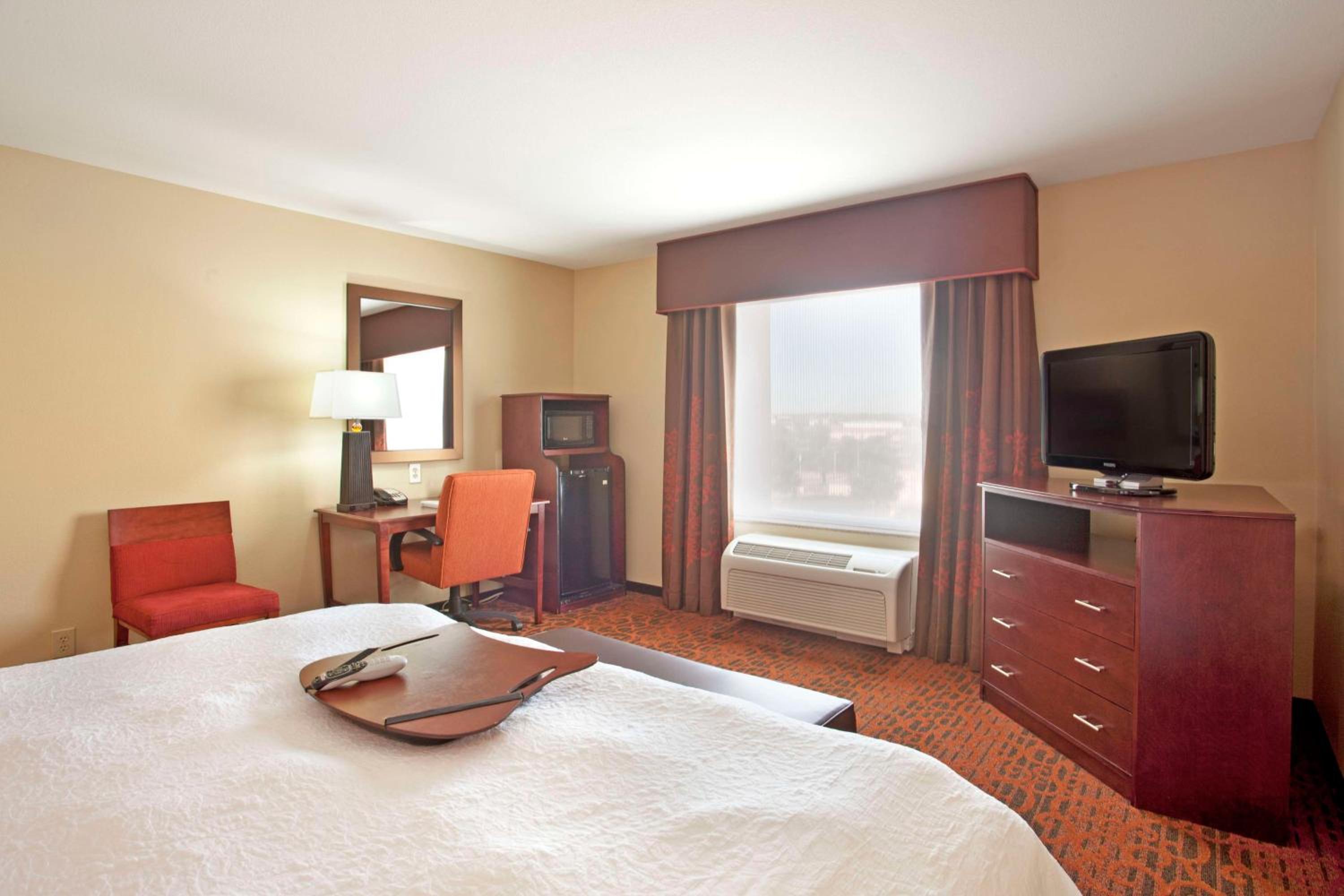 King Room with King Bed - Non-Smoking - Photo 4