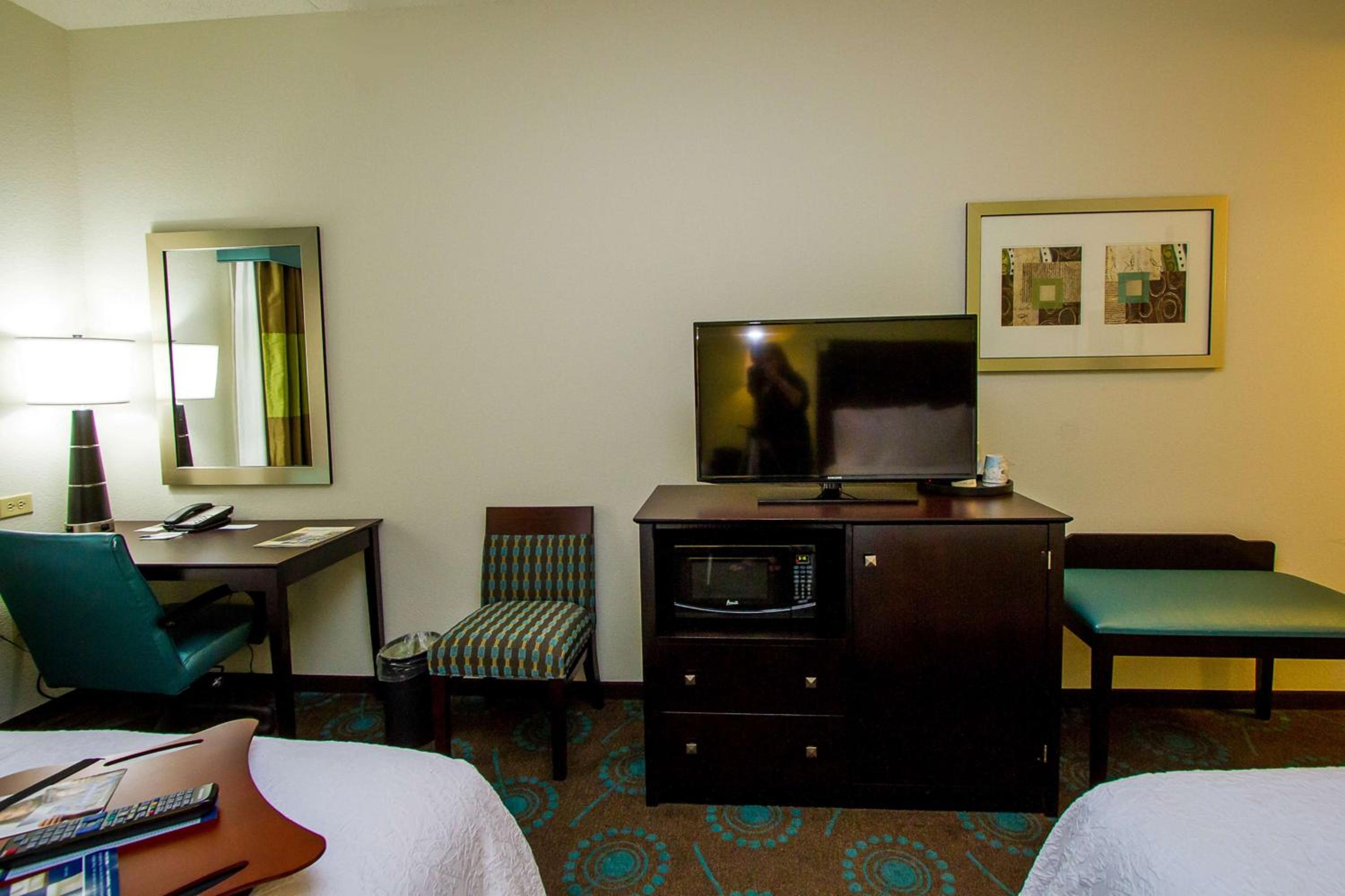 Queen Room With Two Queen Beds - Non-Smoking photo 2
