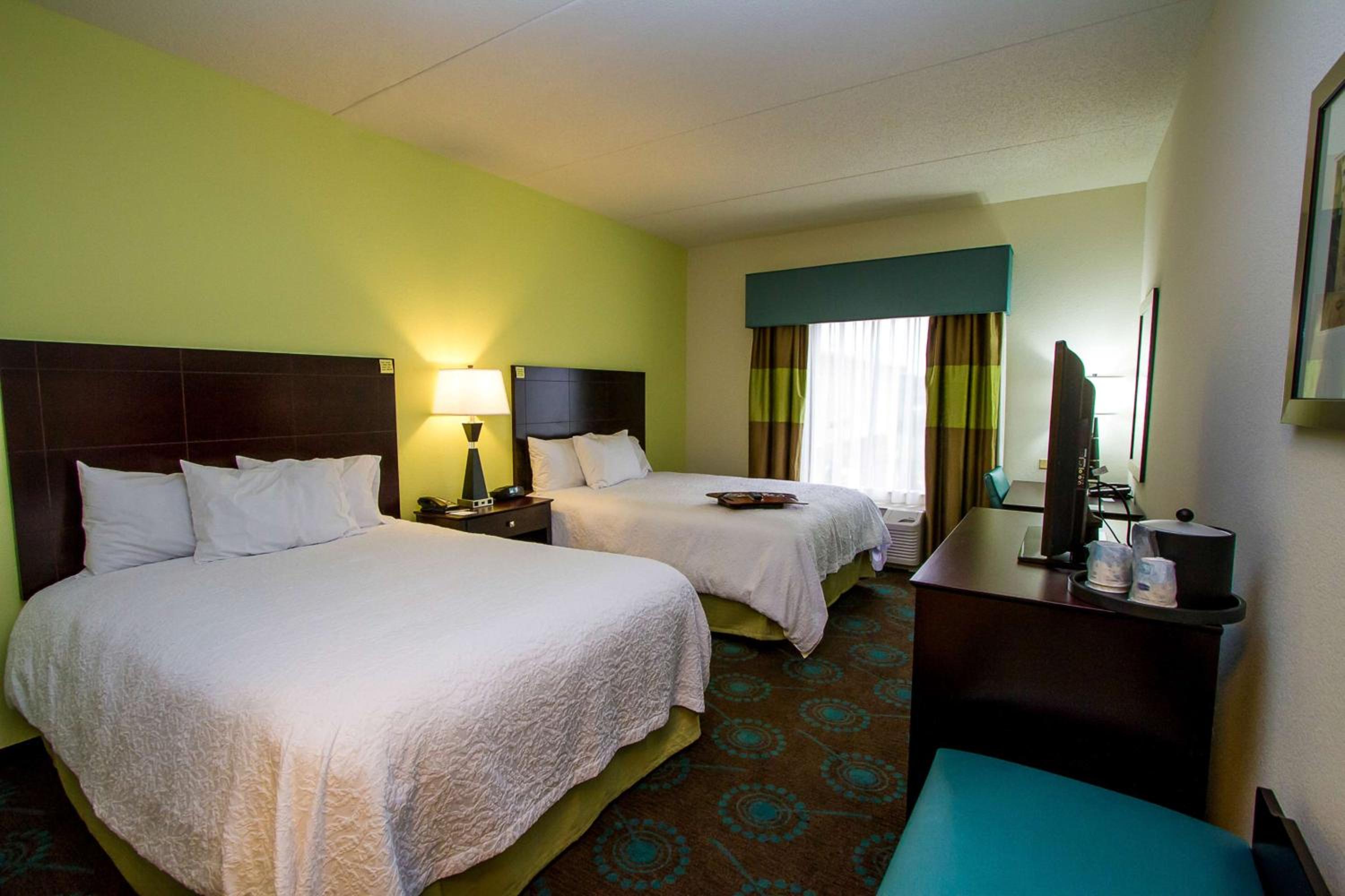 Queen Room With Two Queen Beds And Roll-In Shower - Mobility And Hearing Access/Non-Smoking photo 1