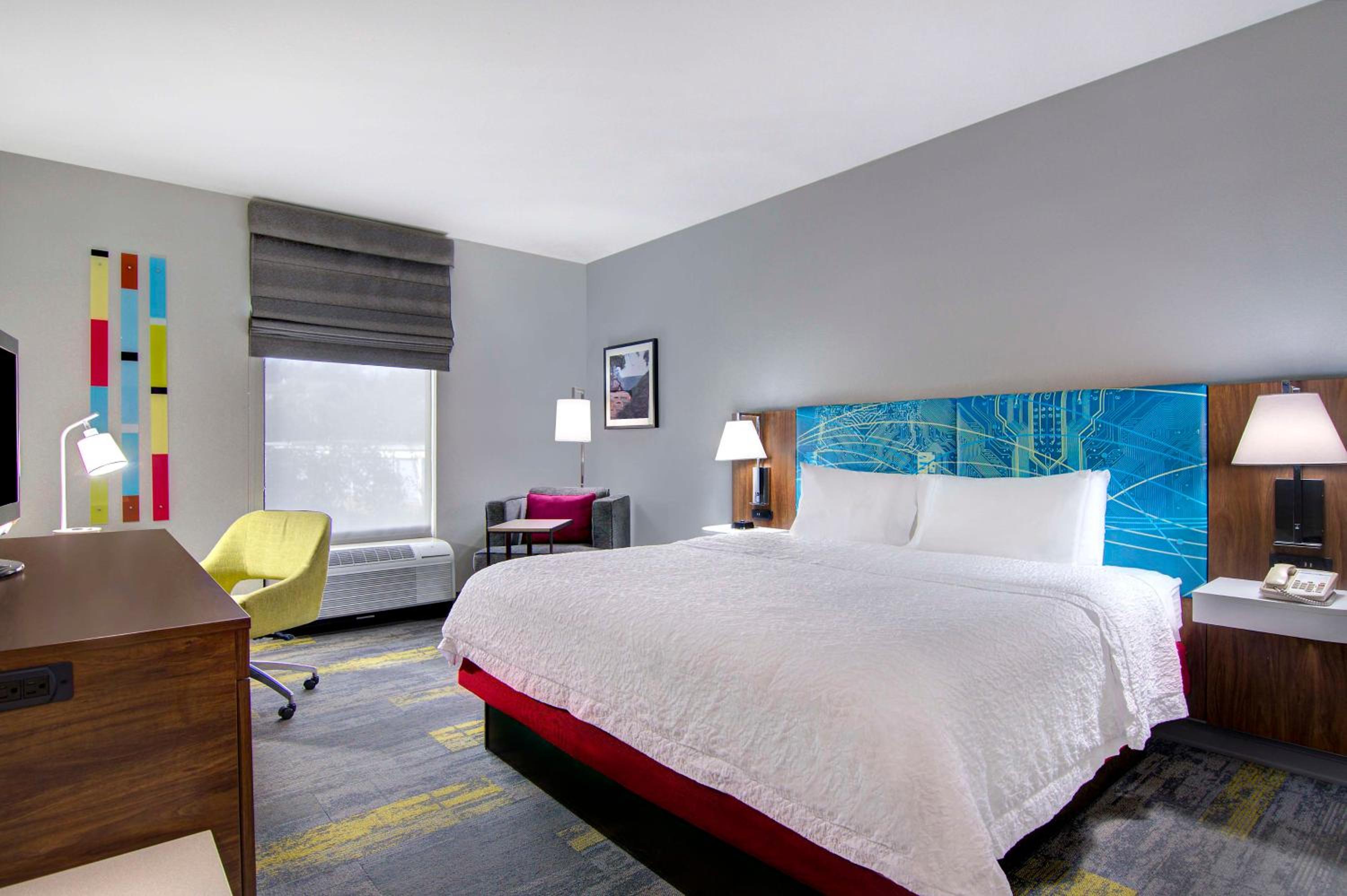 King Room with King Bed - Non-Smoking - Photo 5