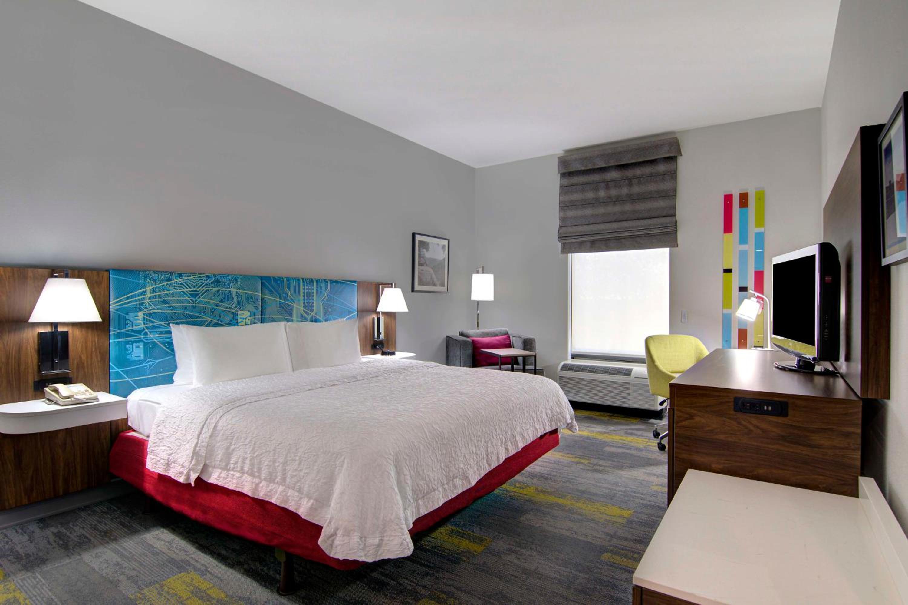 King Room with King Bed - Non-Smoking - Photo 4
