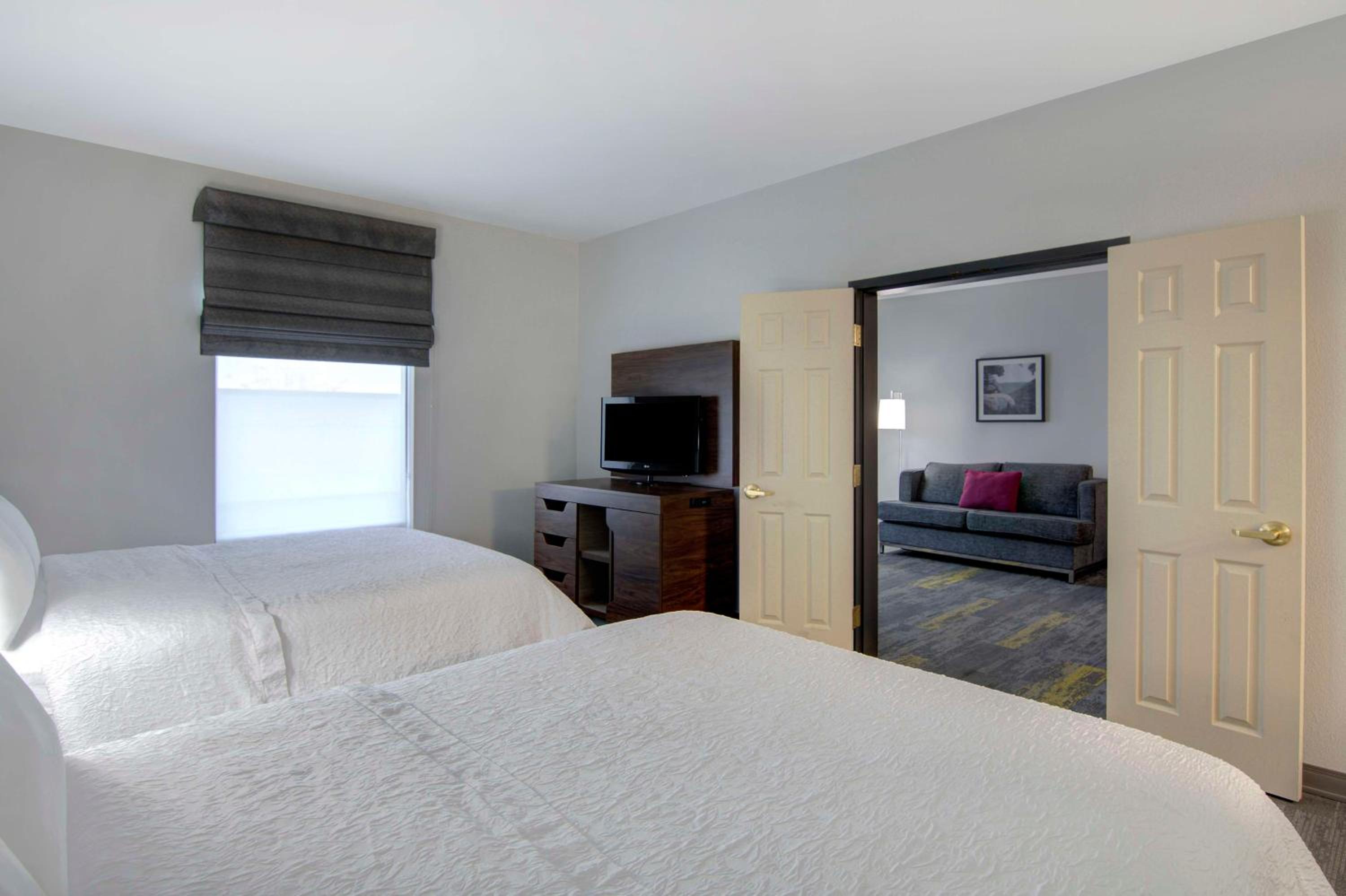 One-Bedroom Suite with Two Queen Beds and Sofa Bed - Photo 3