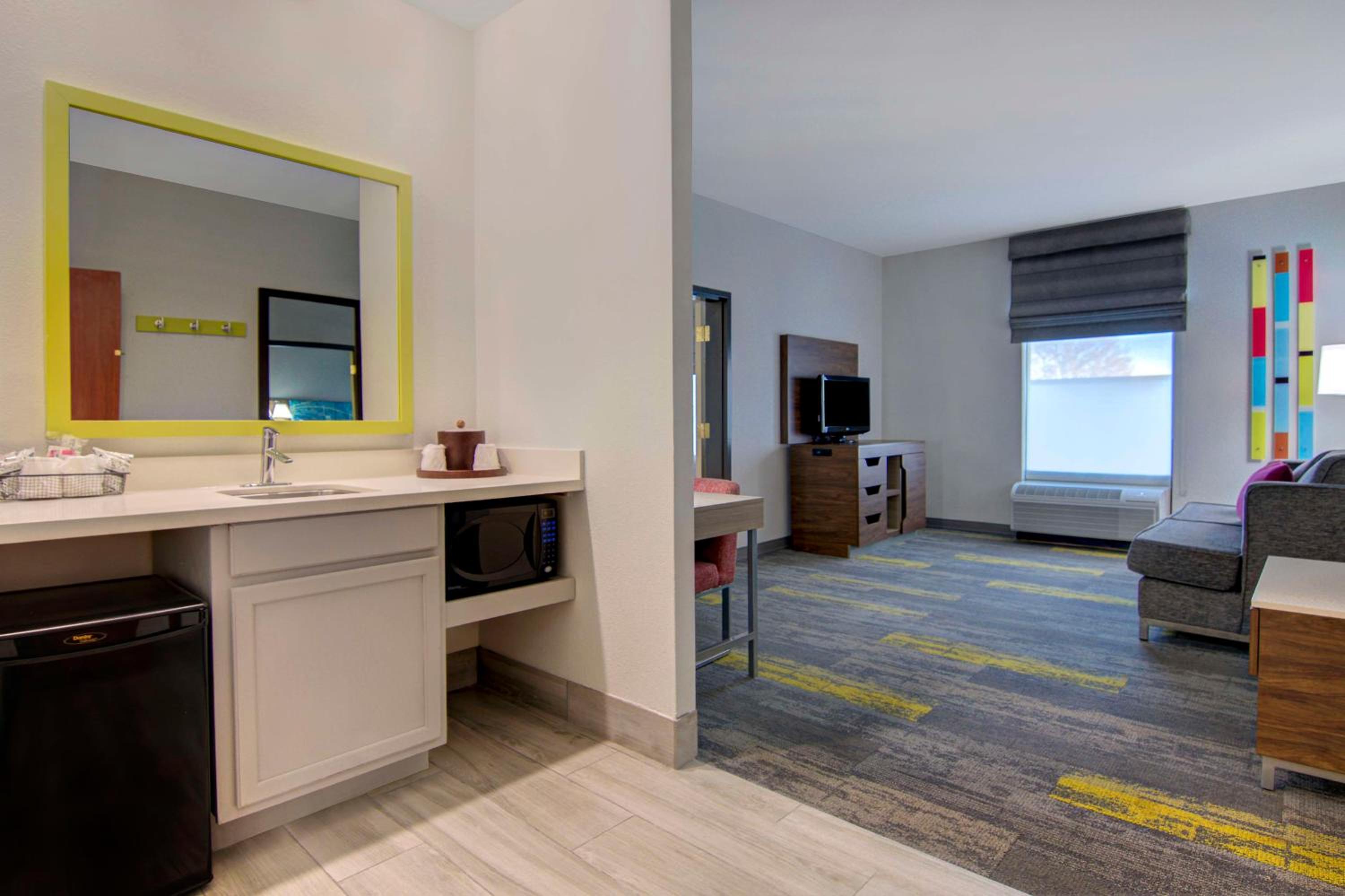 One-Bedroom Suite with Two Queen Beds and Sofa Bed - Photo 1