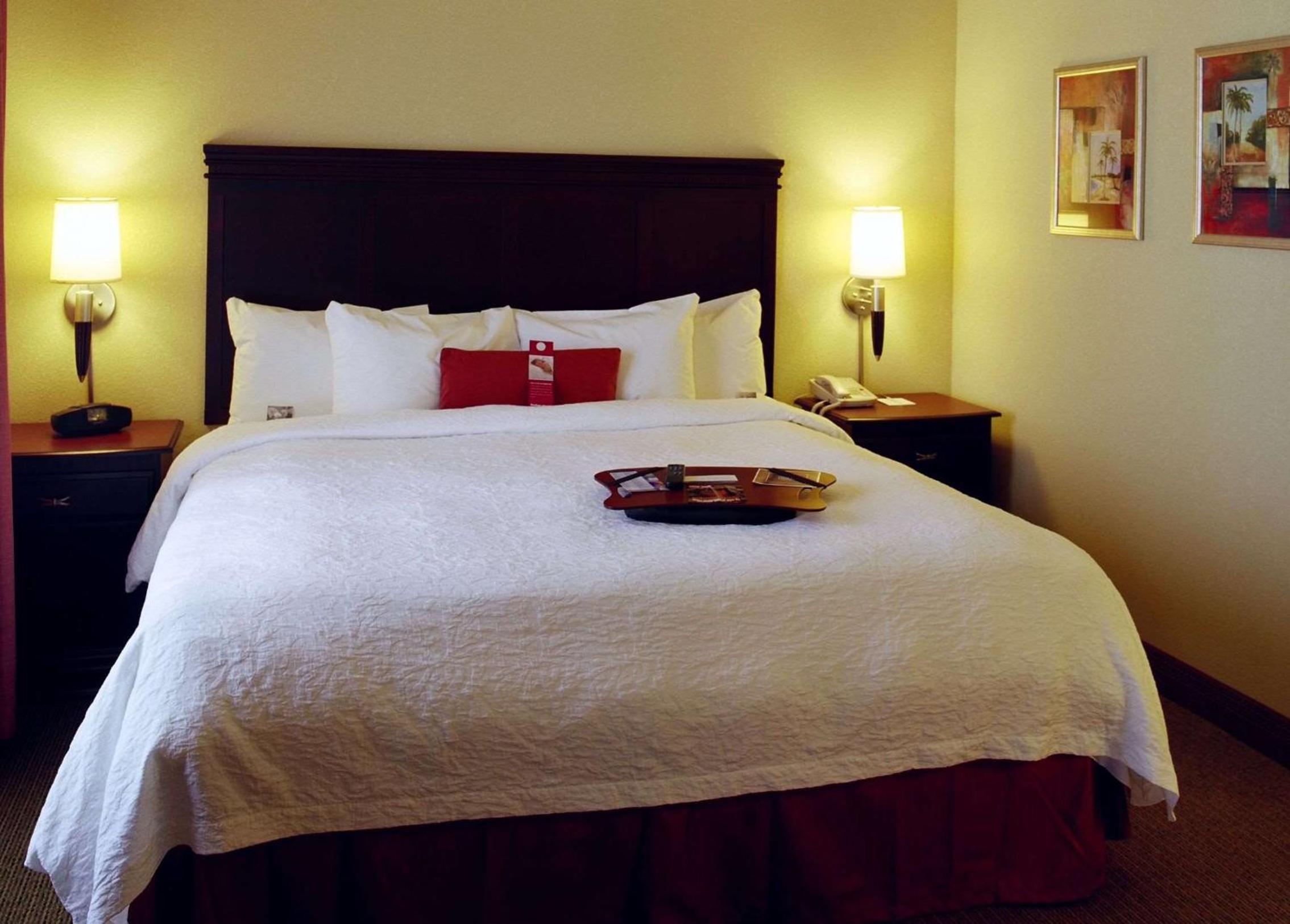 King Room with King Bed - Non-Smoking - Photo 3