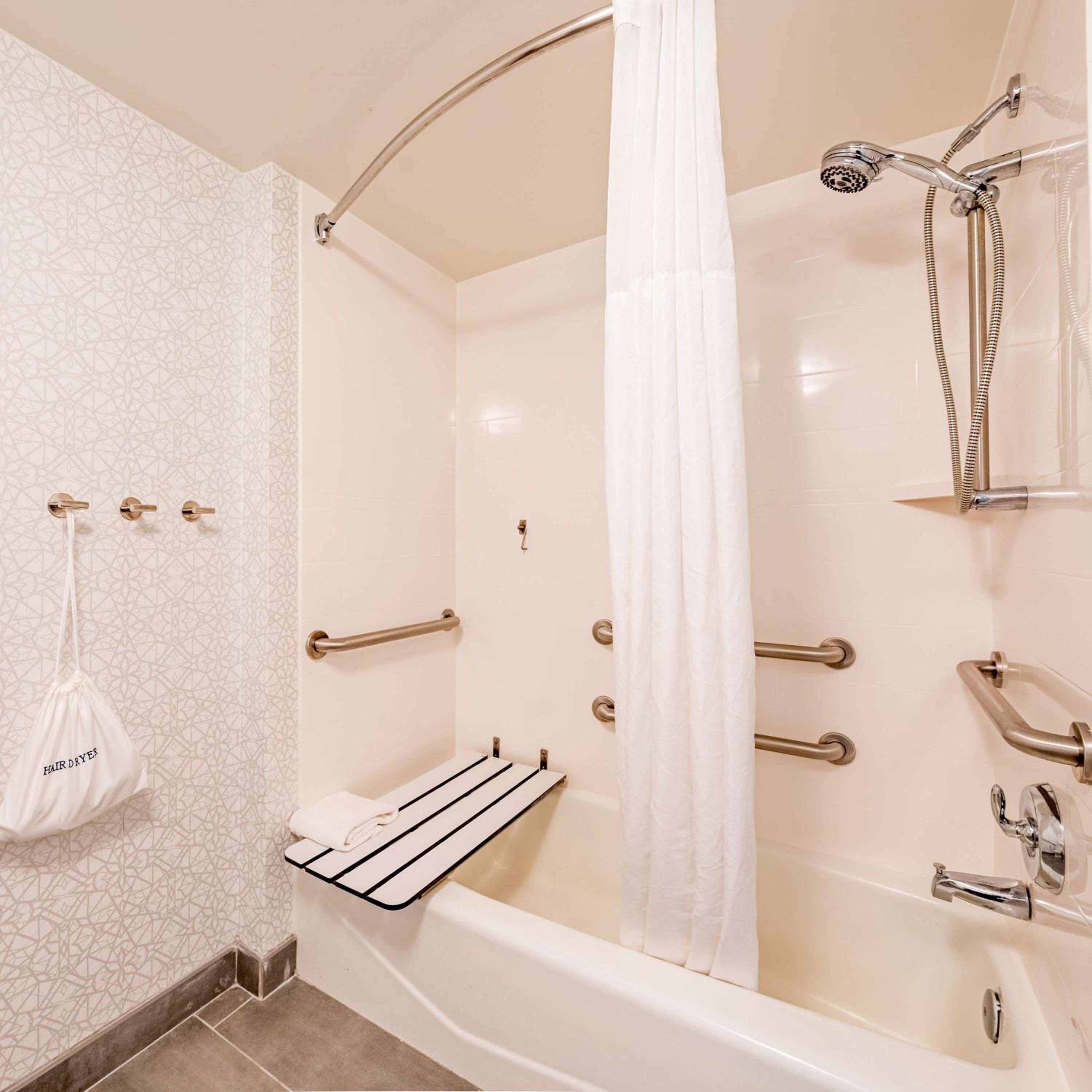 Queen Room with Two Queen Beds - Hearing Access/Non-Smoking - Photo 5