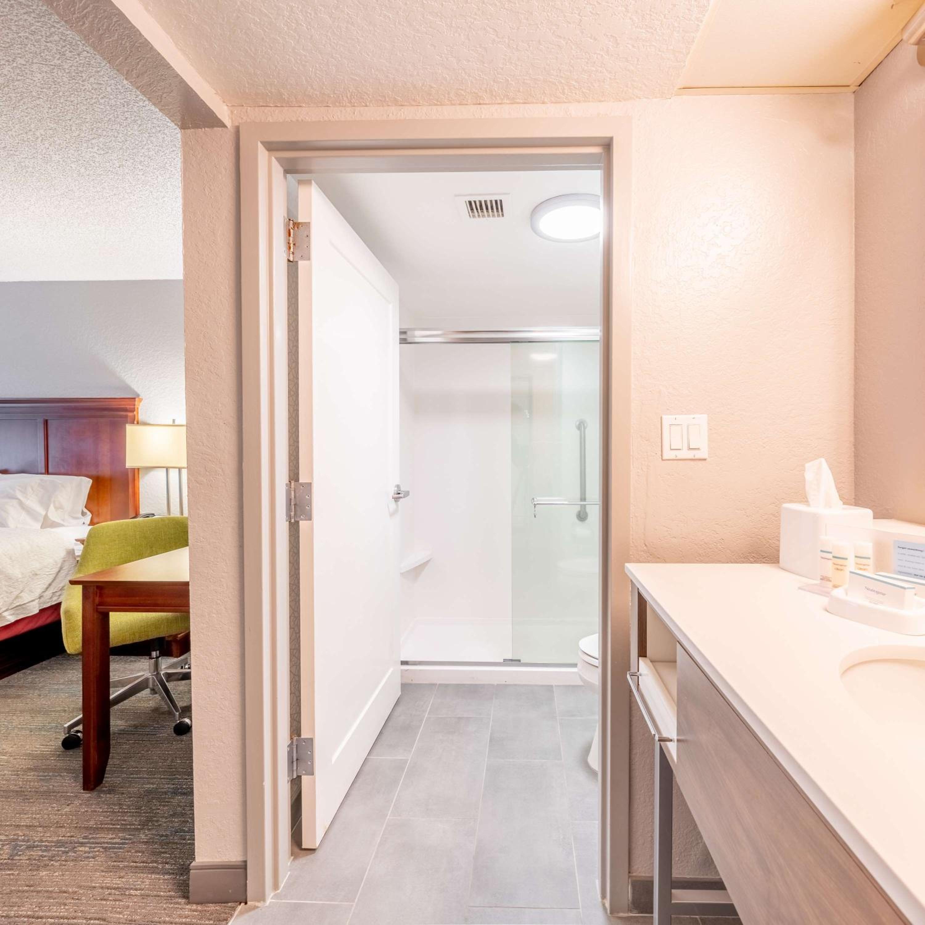 King Room with King Bed - Non-Smoking - Photo 5