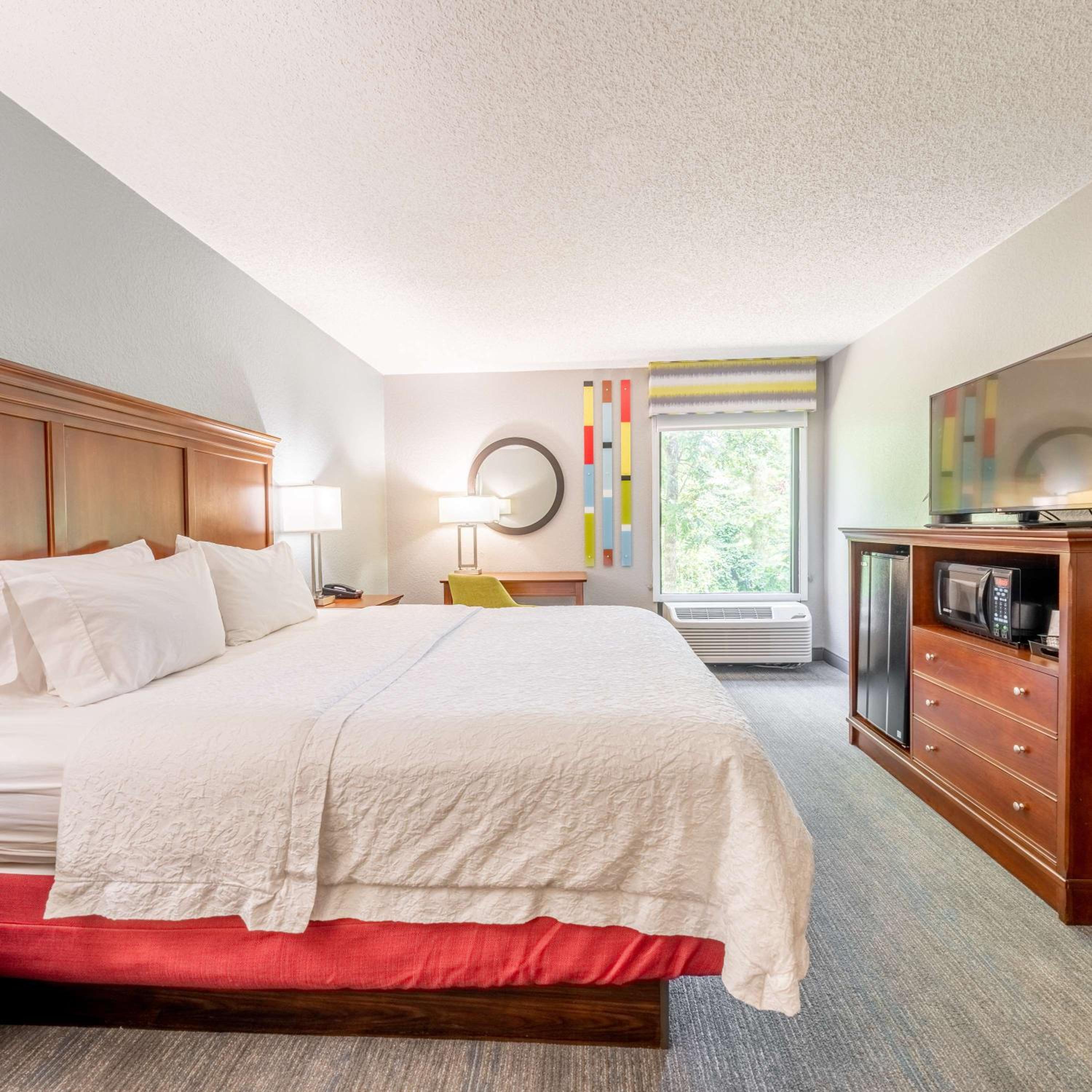 King Room with King Bed - Non-Smoking - Photo 6