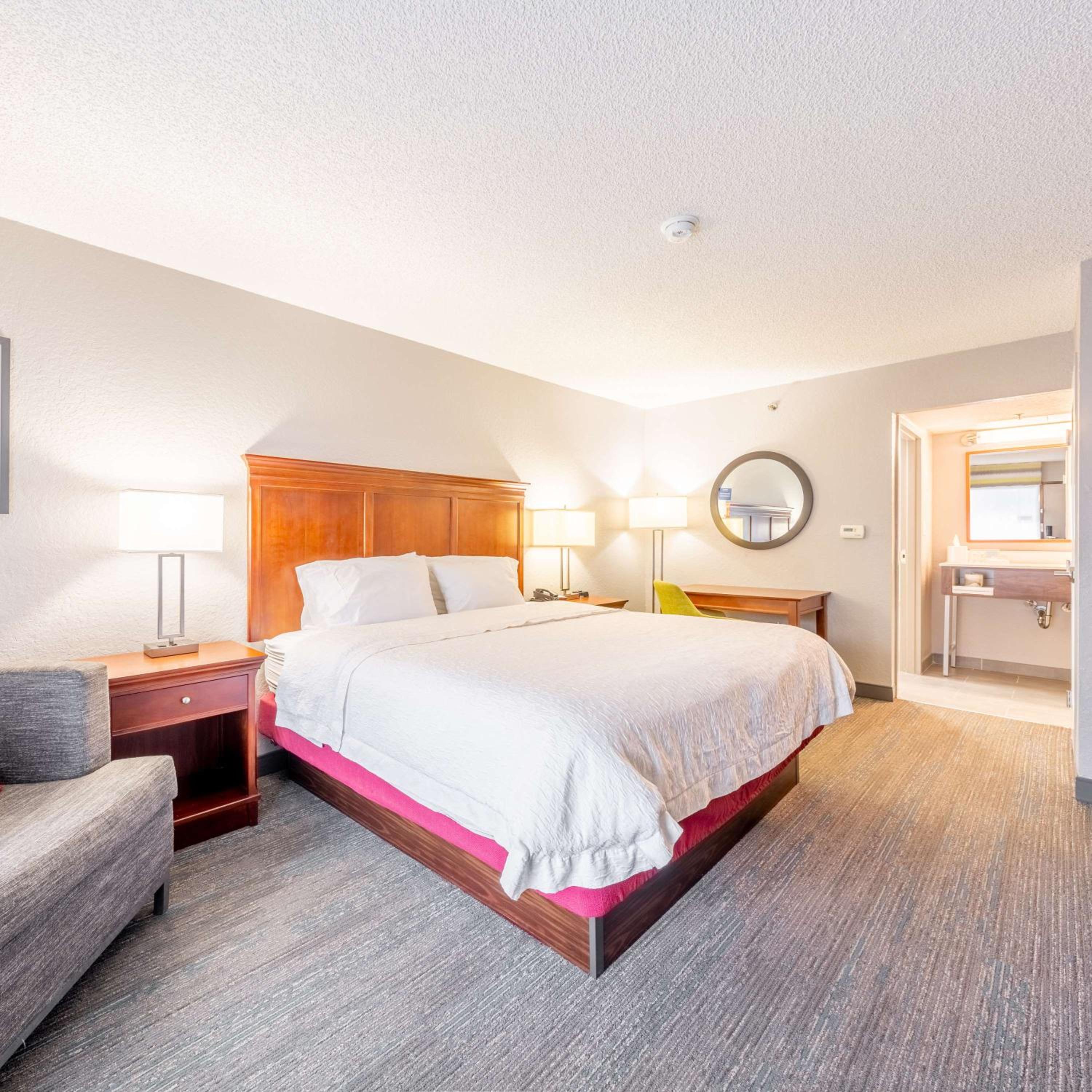 King Room with King Bed - Non-Smoking - Photo 7