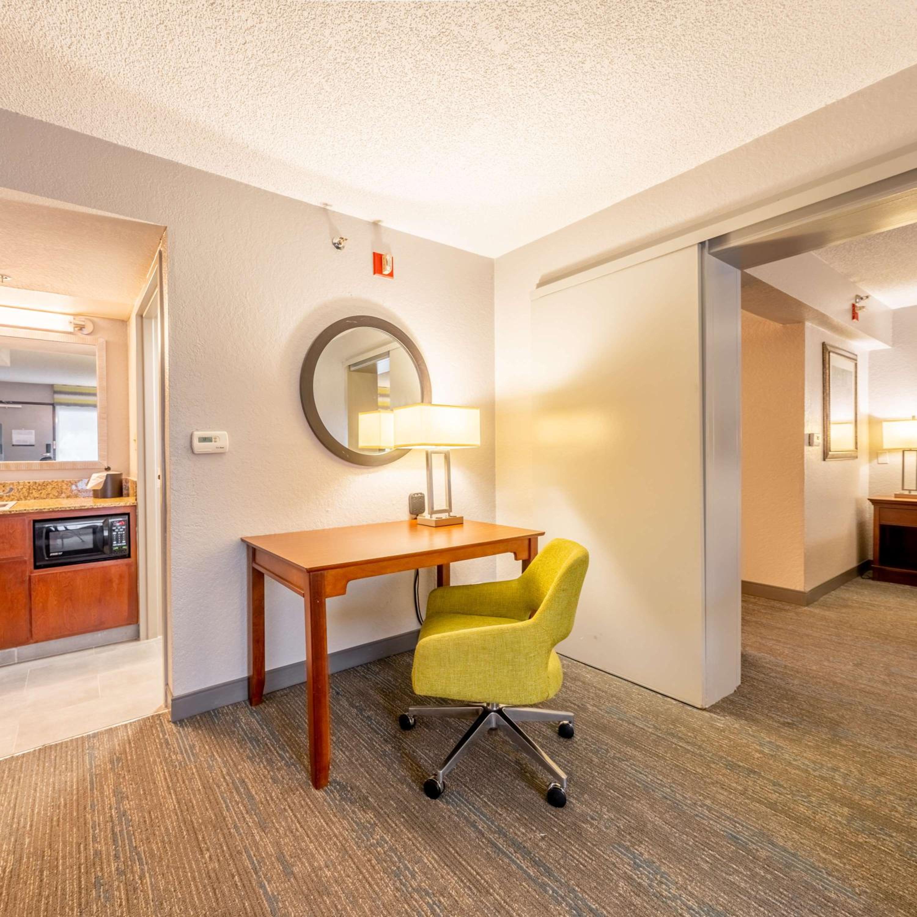 One-Bedroom King Suite - Exterior Entrance/Non-Smoking - Photo 7