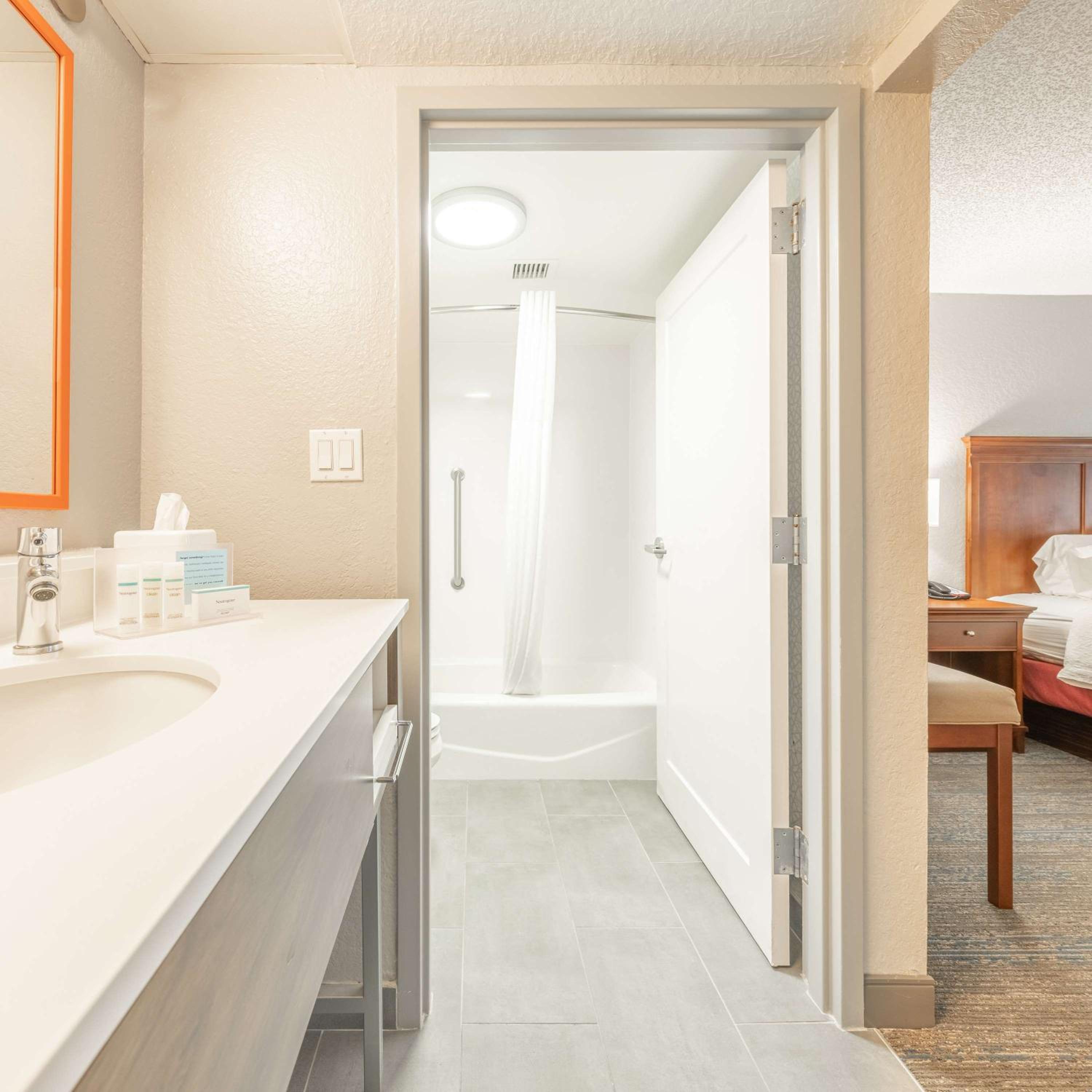 One-Bedroom King Suite - Exterior Entrance/Non-Smoking - Photo 6