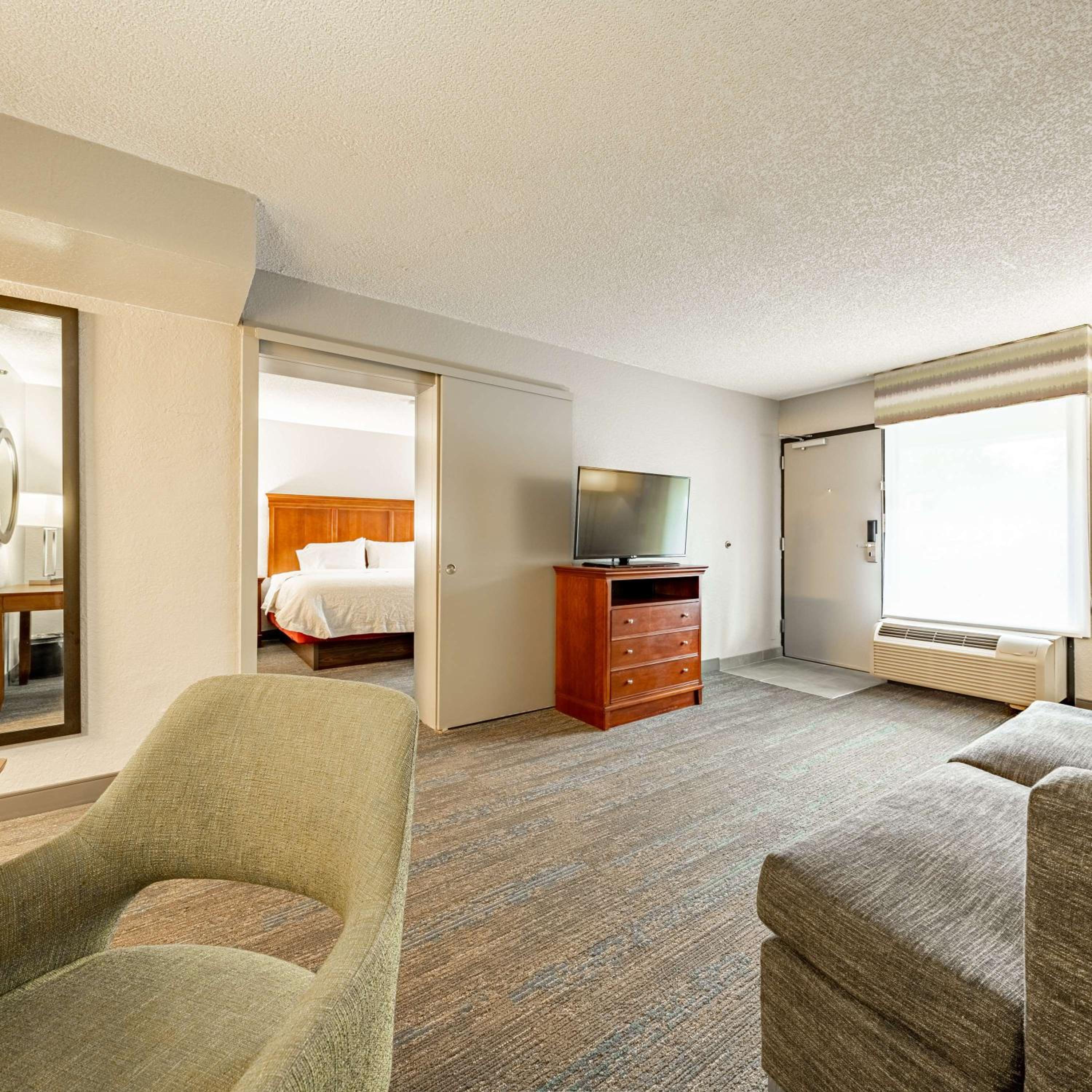 One-Bedroom King Suite - Exterior Entrance/Non-Smoking - Photo 4