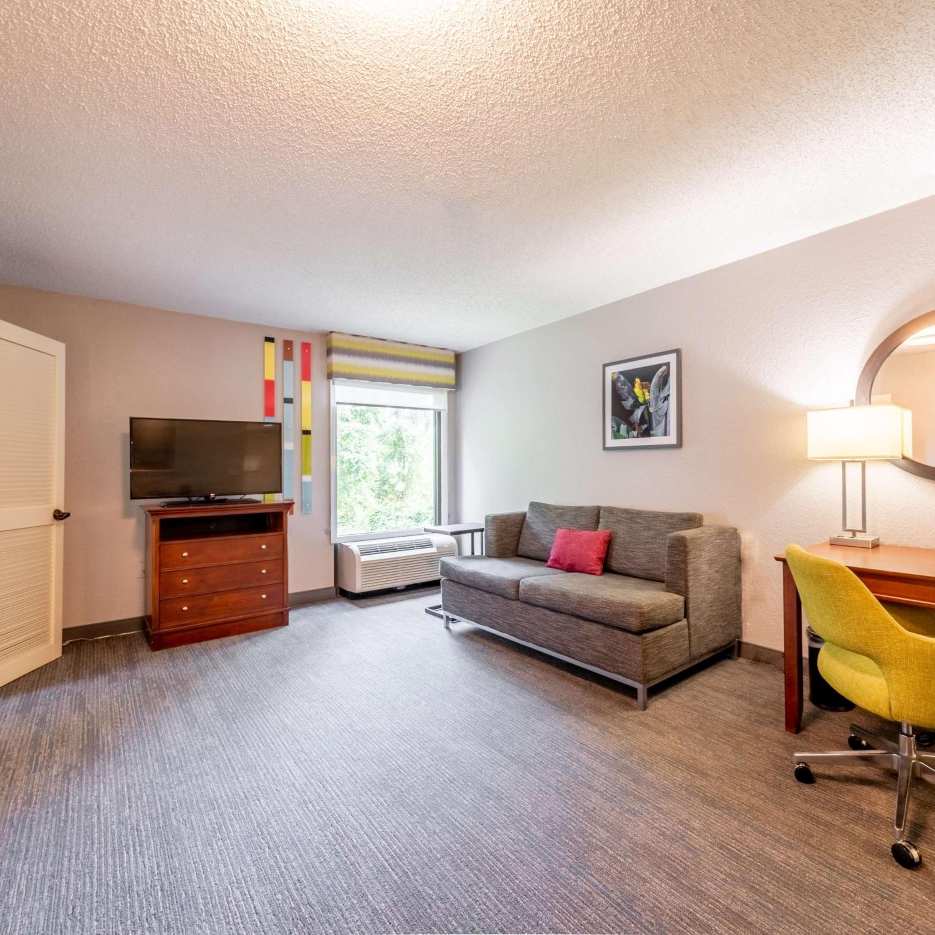One-Bedroom King Suite - Exterior Entrance/Non-Smoking - Photo 3