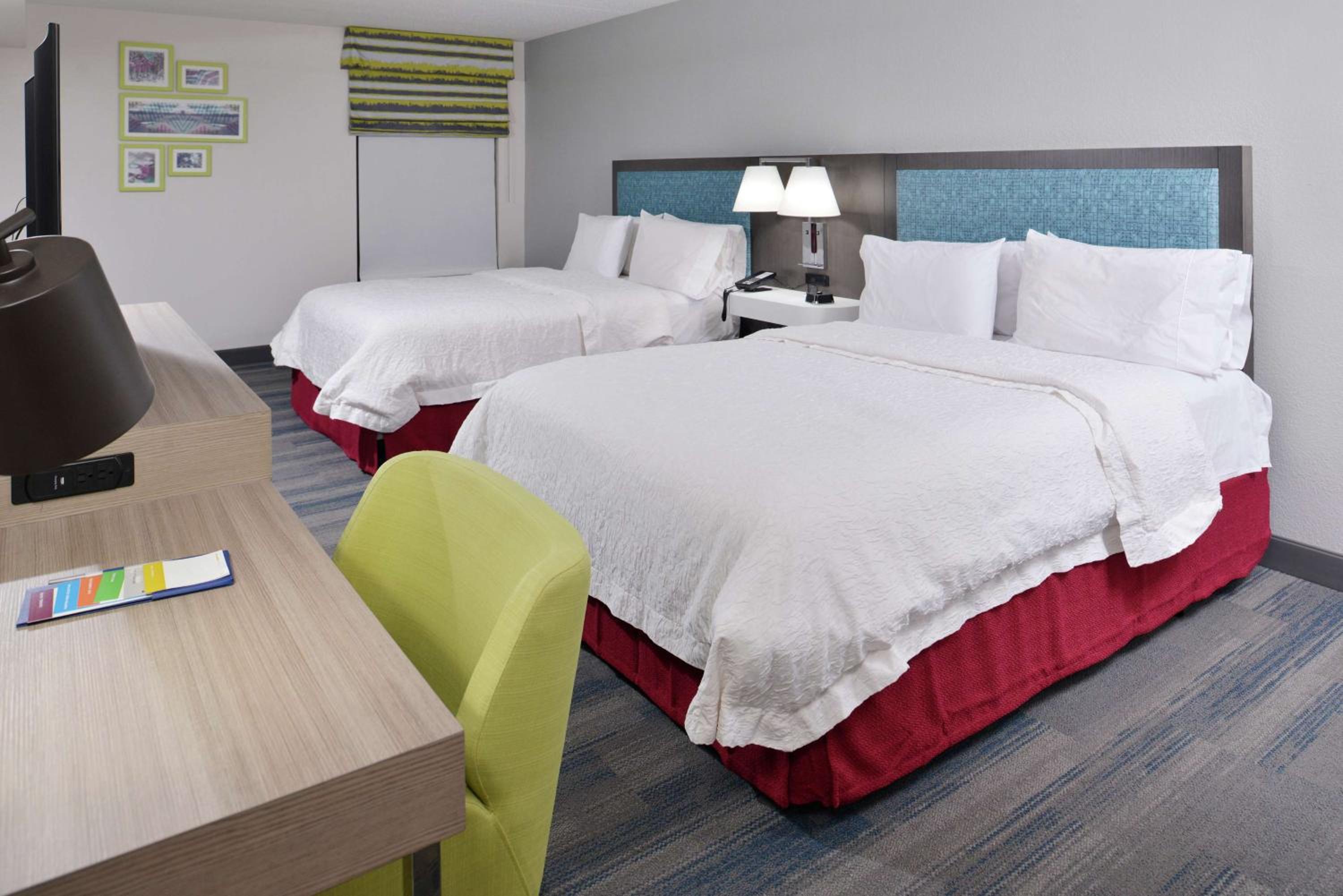 Queen Room with Two Queen Beds and Bath Tub - Mobility and Hearing Access/Non-Smoking - Photo 2