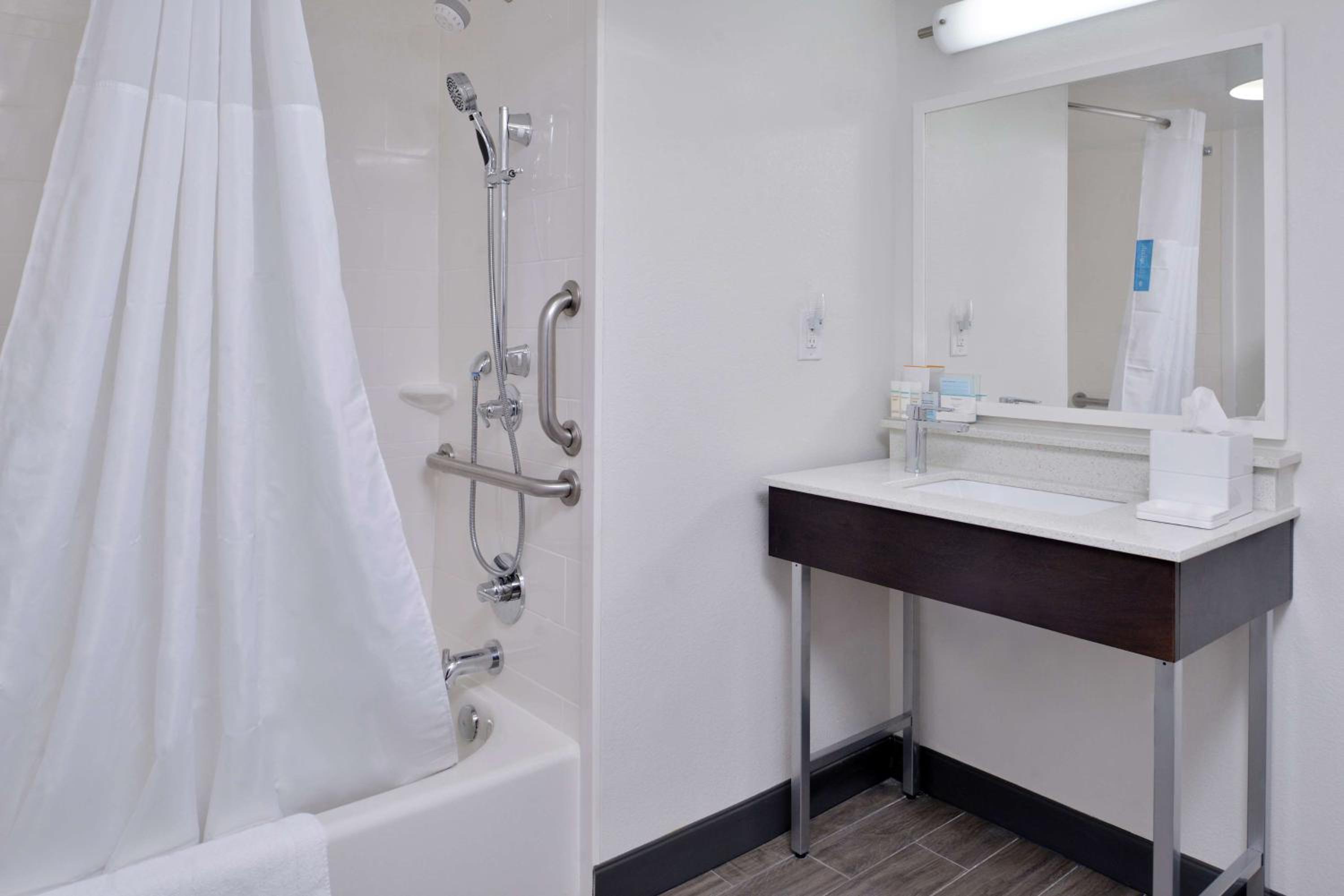 King Room with Accessible Tub - Mobility and Hearing Access/Non-Smoking - Photo 4