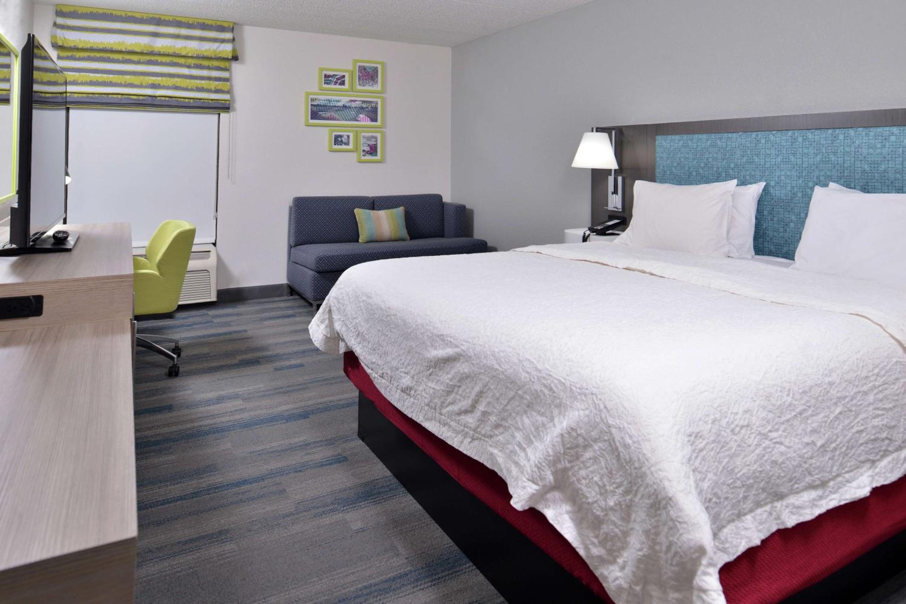 King Room with King Bed - Non-Smoking - Photo 3