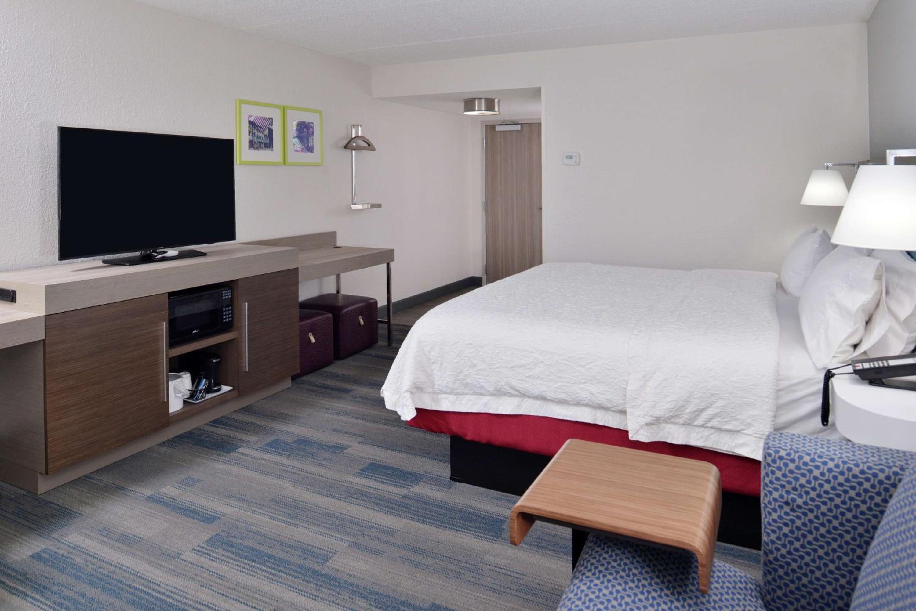 King Room with King Bed - Non-Smoking - Photo 5