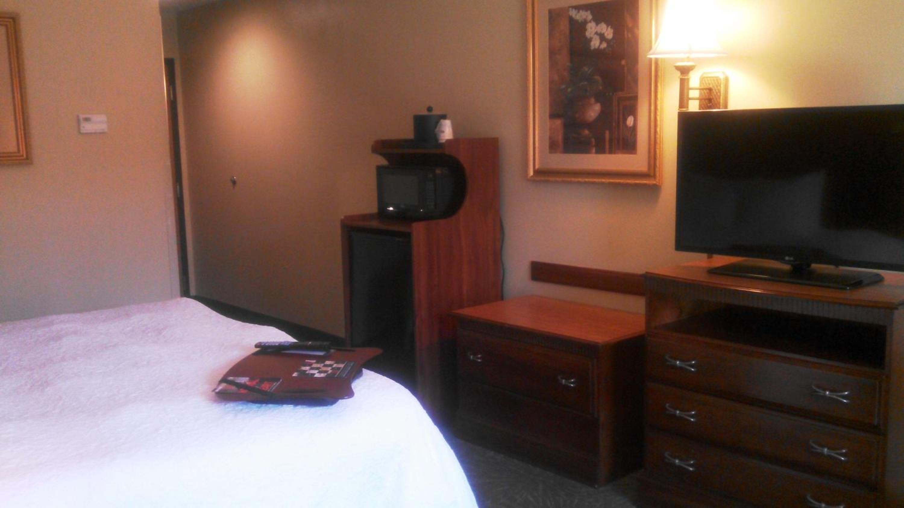 King Room with King Bed - Non-Smoking - Photo 3